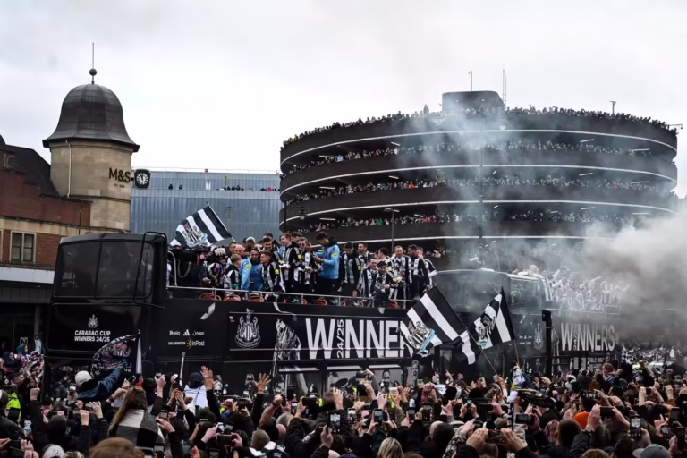 นิวคาสเซิ่ล ขึ้นรถแห่ฉลองแชมป์คาราบาว คัพ สุดยิ่งใหญ่