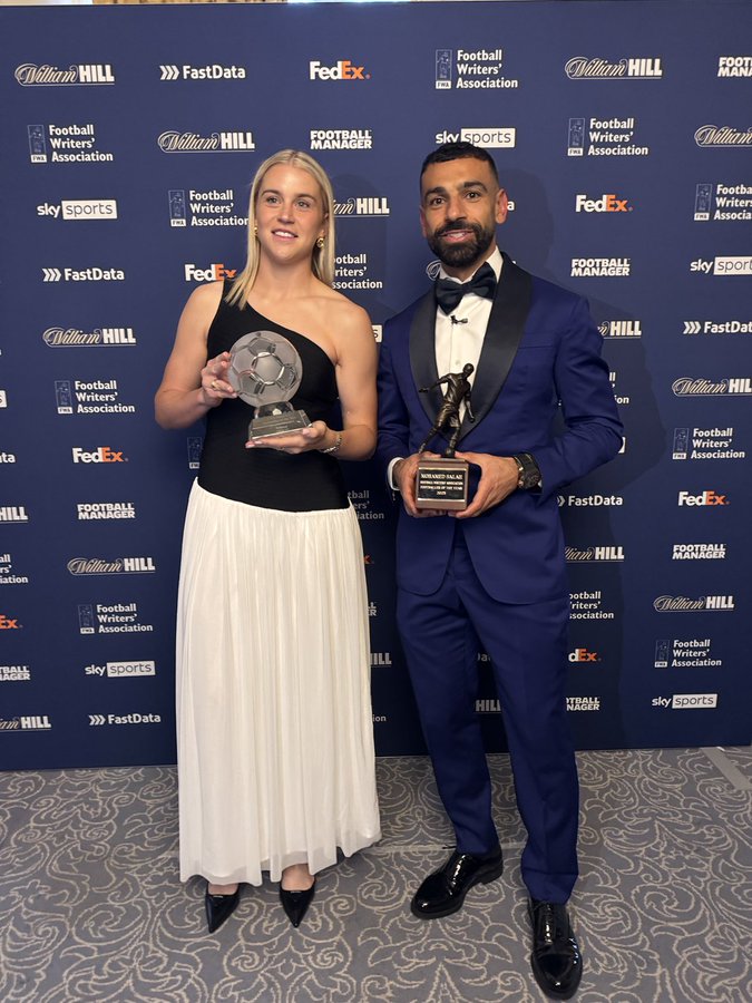 ซาล่าห์ แต่งหล่อรับรางวัลนักเตะยอดเยี่ยมของสมาคมฟุตบอลอังกฤษ ซาล่าห์ แต่งหล่อรับรางวัลนักเตะยอดเยี่ยมของสมาคมฟุตบอลอังกฤษ