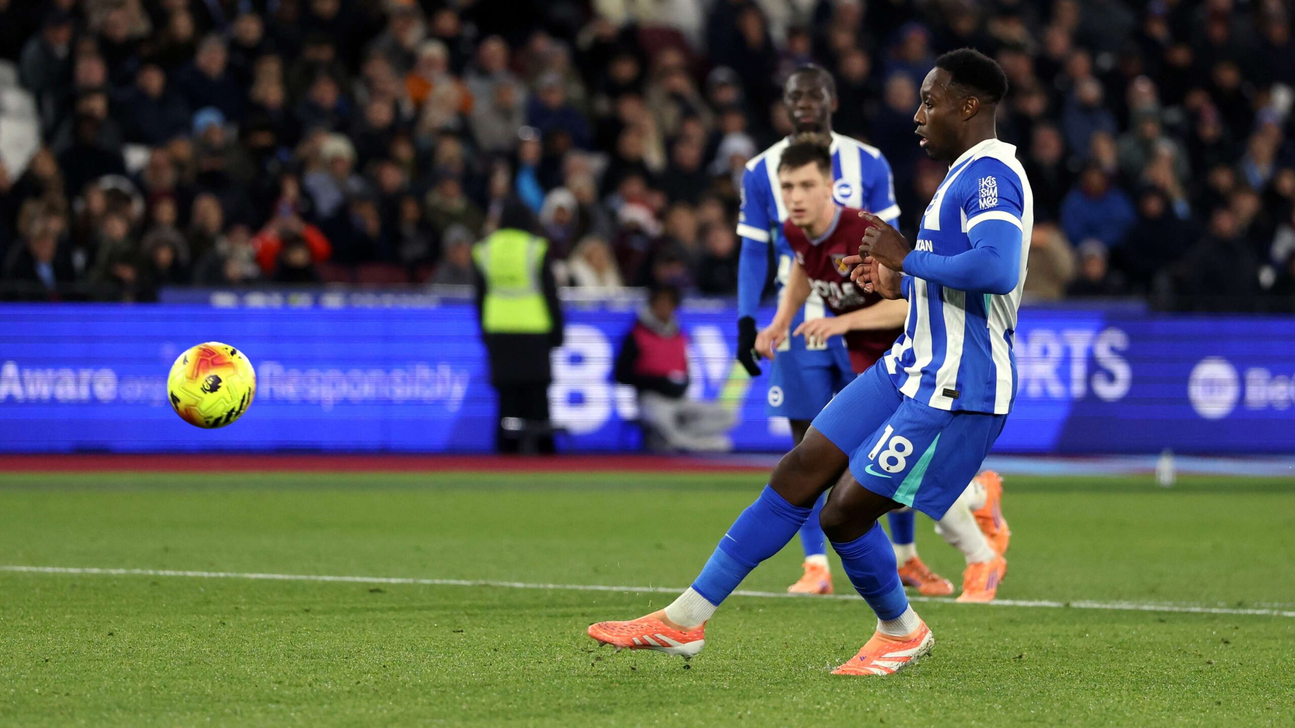 แฟนบอลถล่ม Danny Welbeck เล่น 'น่าอาย' หลังยิงจุดโทษ Panenka ชนคานในเกมไบรท์ตันเสมอเวสต์แฮม
