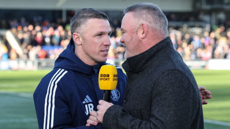Wayne Rooney น้ำตาซึม ขณะชมพี่ชาย John พา Macclesfield ทำสถิติช็อกที่สุดในประวัติศาสตร์ FA Cup ด้วยการชนะ Crystal Palace