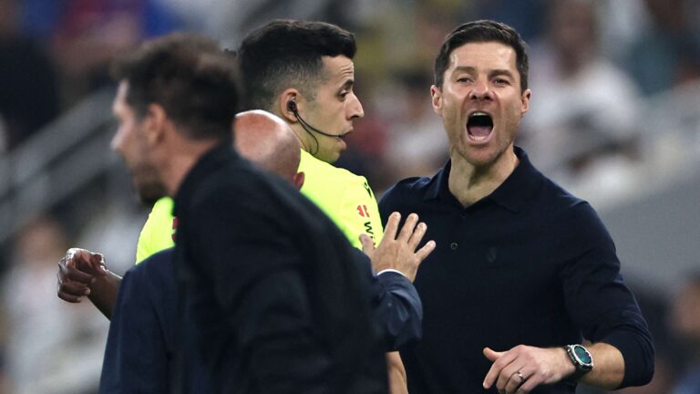 เอฟเฟกต์ 'คุณพูดแบบนี้ไม่ได้' - Xabi Alonso จวก Diego Simeone หลังจ้องเล่นงาน Vinicius Jr ในเกมชนะ Atletico