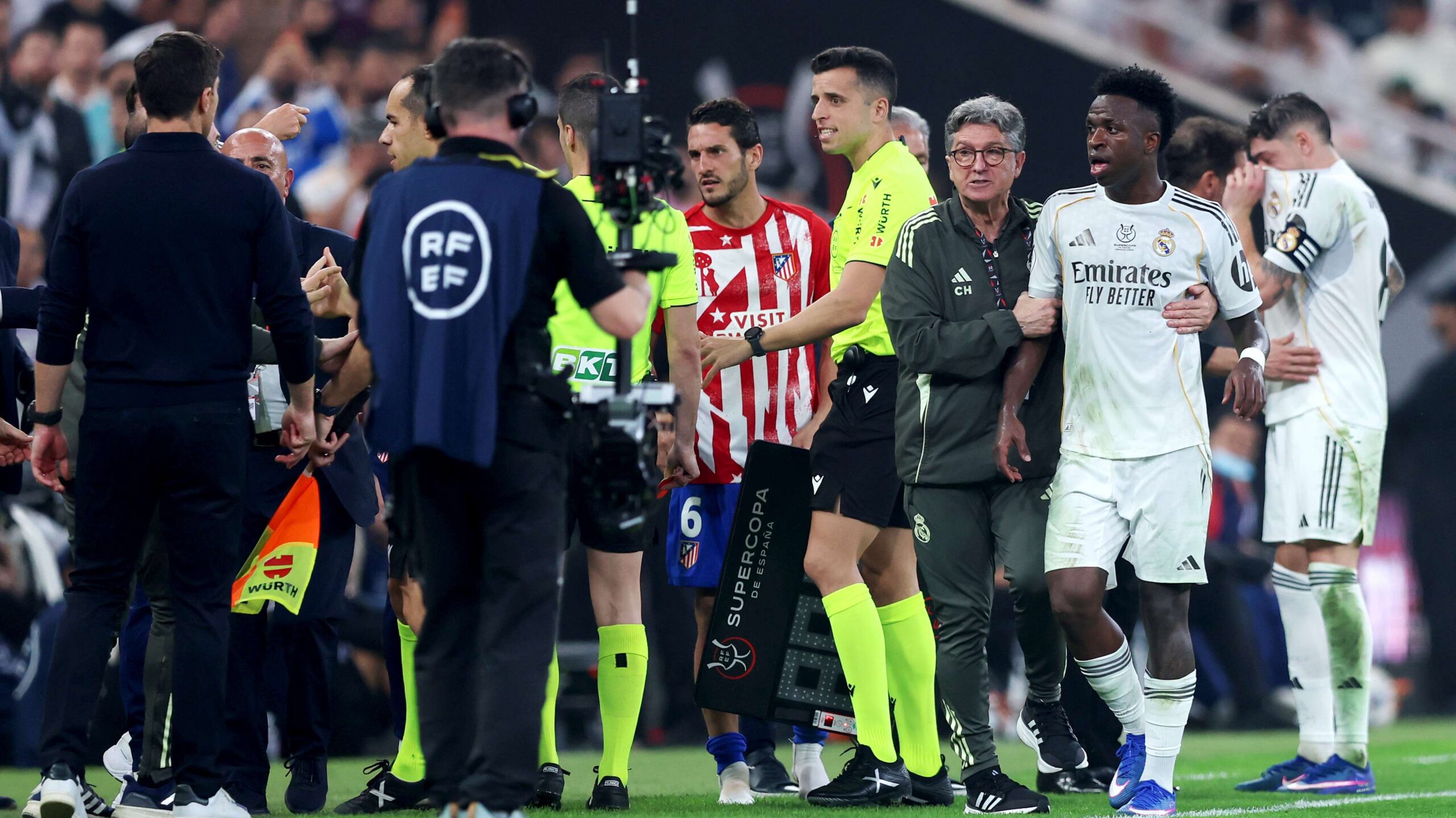 วีดิทัศน์: "Florentino จะไล่แกออกแน่!" - Vinicius Jr ปะทะคำพูดร้อนแรงกับ Diego Simeone เกมซูเปอร์คัพสเปน