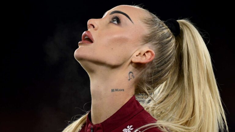 Alisha Lehmann ยิงโดนช่างกล้องแบบบังเอิญ ขณะเล่นท้าทายลูกบอลแบบ Ronaldinho