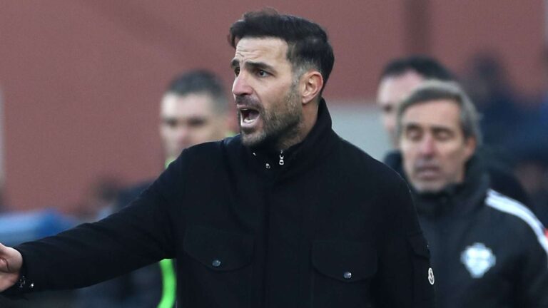 โฉมหน้าโหดเหมือนเดิม! Cesc Fabregas โดนตำนาน AC Milan อย่าง Alessandro Nesta จวกยับเรื่องบ่นสูตรบุกรับ