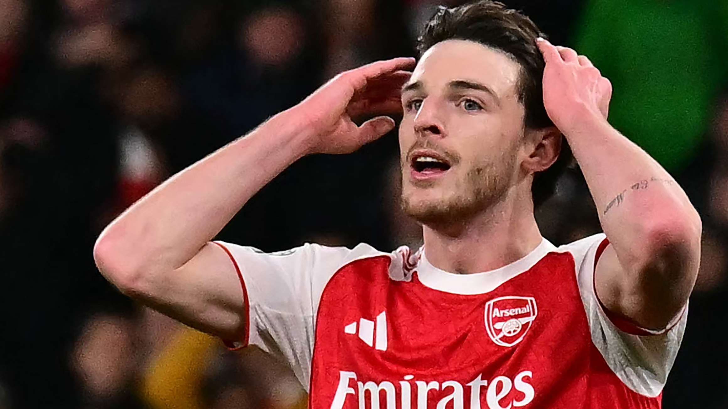 โอ้ย นี่มันอะไรกัน! Declan Rice มีปากเสียงรุนแรงกับโค้ช Arsenal ขณะแก้ตัวครึ่งแรก Gabriel เล่นบทคนกลางเคลียร์สถานการณ์