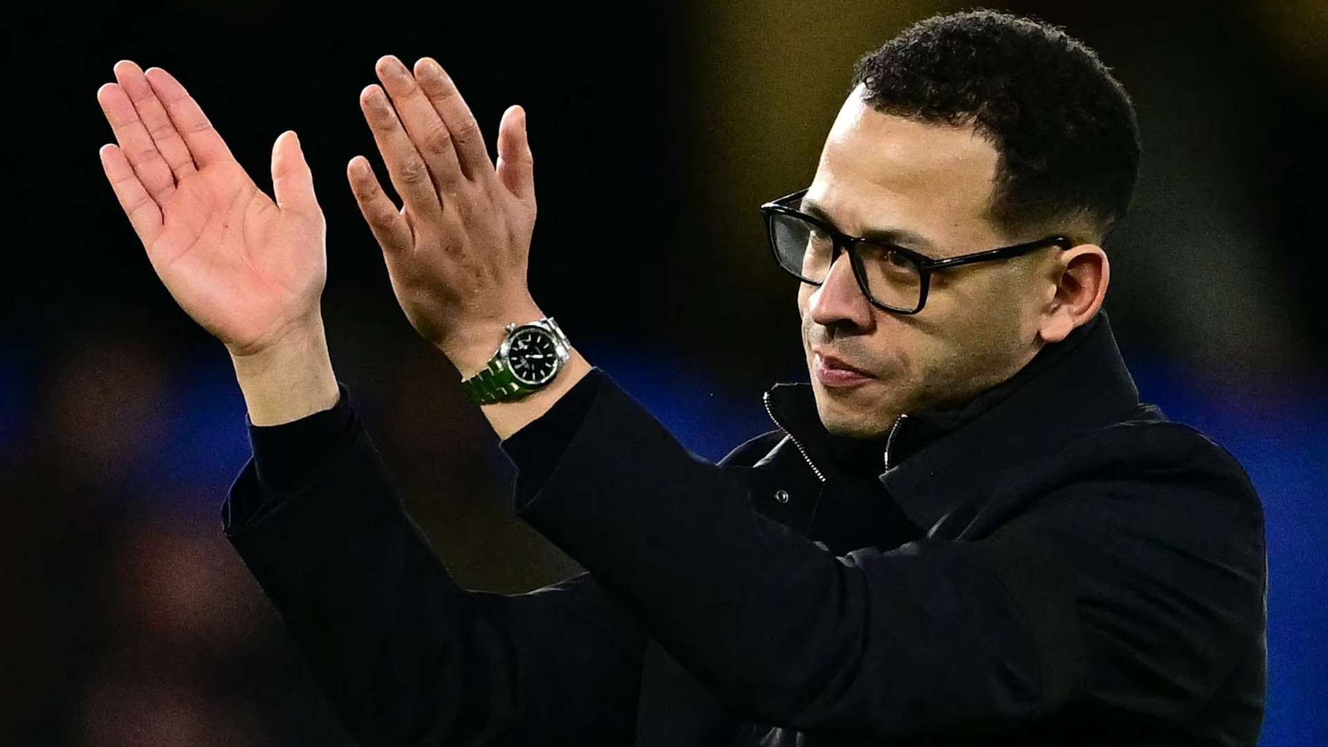 แฟนเชลซีโวยว่า "We are finished!" หลัง Liam Rosenior ถูกตั้งฉายา "LinkedIn manager" และมีรายงานว่าโค้ชใหม่ไม่ใส่ถุงมือเพื่อให้ผู้เล่นได้ยินเสียงปรบมือ