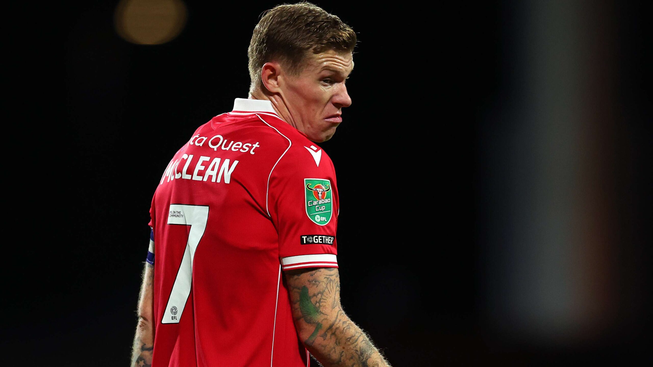 วิดีโอ: James McClean รุ่นเก๋า! ตำนาน Wrexham แกล้งชูนิ้วกลางแฟน Leicester ระหว่างอำลาสนาม Racecourse Ground หลังย้ายไป Derry City