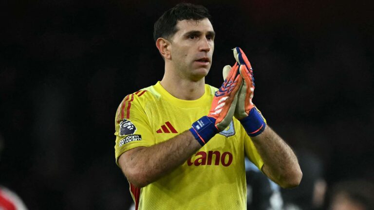 Inter Milan ผู้ชนะ Champions League สามสมัย เปิดการเจรจายาย Emiliano Martinez ขณะที่ Aston Villa ต่อสู้เพื่อรักษามือหนึ่ง