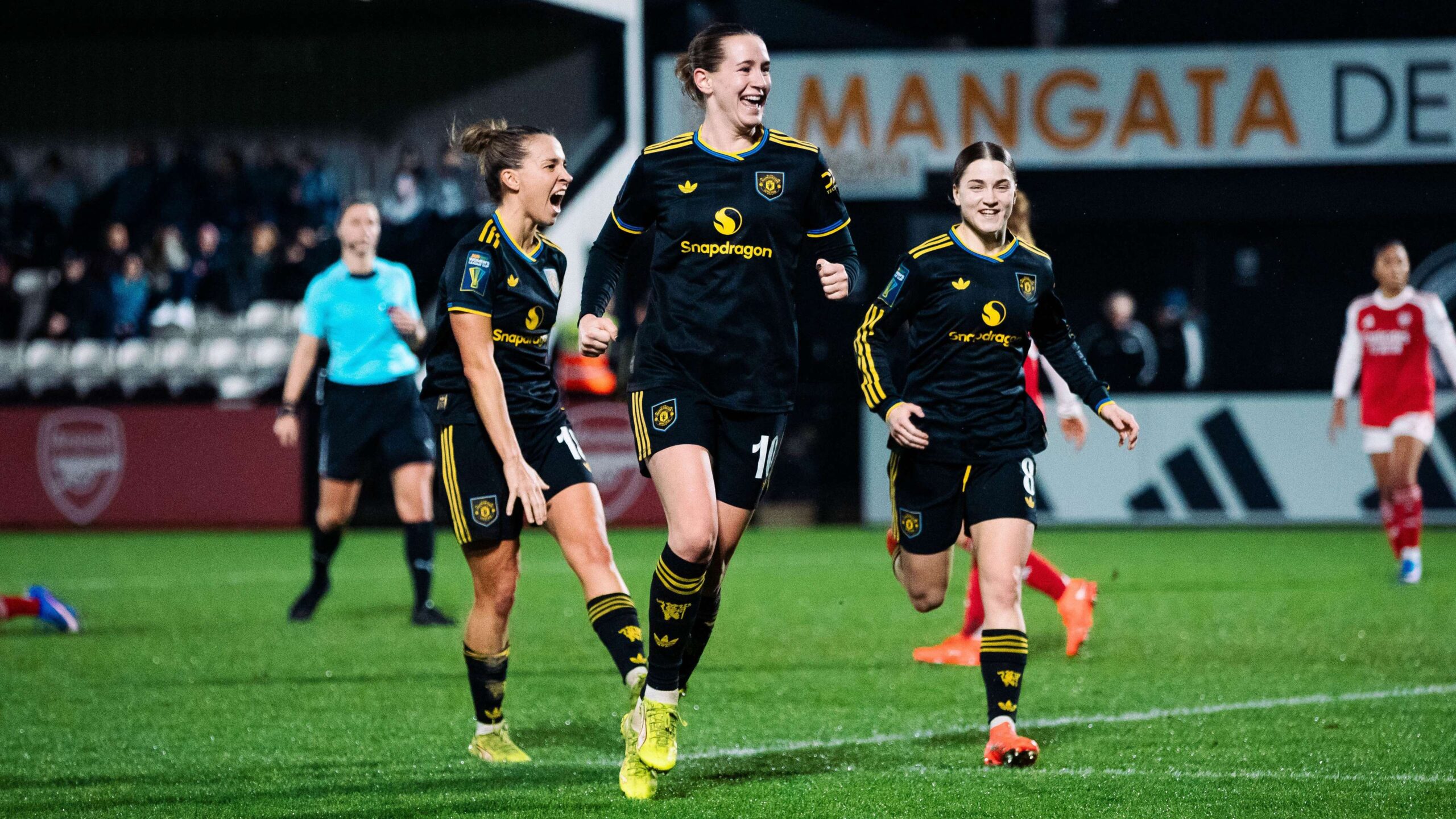 แมนเชสเตอร์ ยูไนเต็ด สร้างประวัติศาสตร์ผ่านเข้าสู่รอบชิงชนะเลิศ League Cup ของหญิงเป็นครั้งแรก หลังเอาชนะ Arsenal 1-0 ในรอบรองชนะเลิศ ขณะที่ Olivia Smith ถูกไล่ออกใน Borehamwood