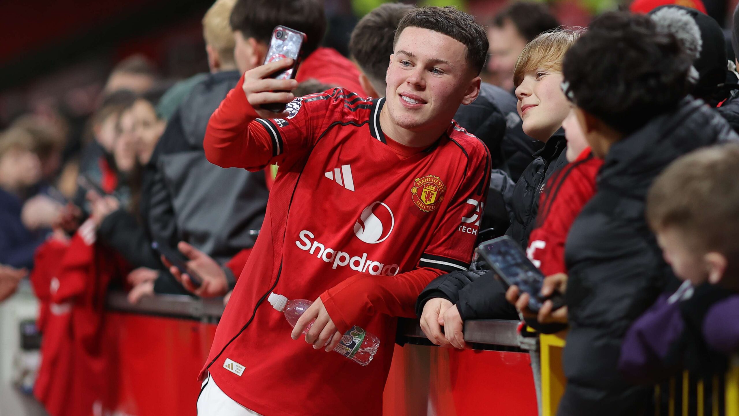 Kai Rooney ประเดิมสนามโอลด์ แทรฟฟอร์ดกับ แมนเชสเตอร์ ยูไนเต็ด รุ่น U18 ในศึก FA Youth Cup ขณะเวย์น รูนีย์ชมจากอัฒจันทร์แบบไม่เปิดเผยตัว