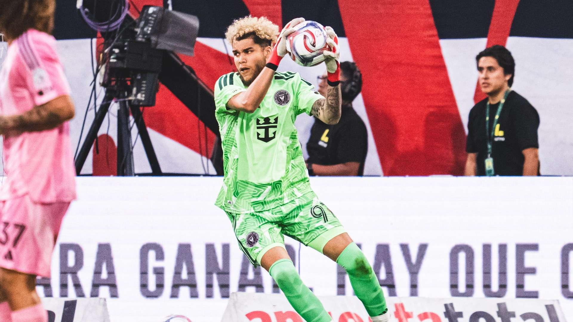 เดย์น เซนต์แคลร์ ย้ายซบ อินเตอร์ ไมอามี เอฟซี ร่วมเมสซี่ ลุ้นฟุตบอลโลกแคนาดา