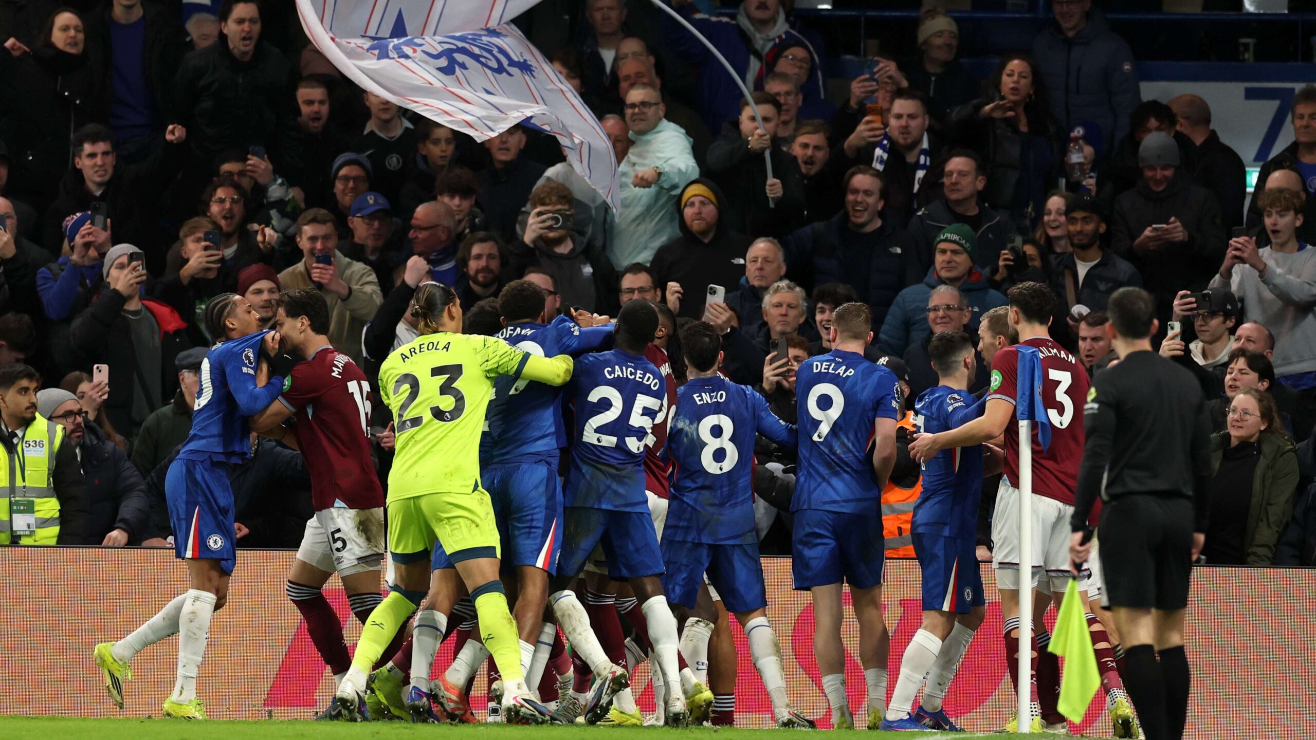 ชุลมุนเดือดท้ายเกม! เชลซีพลิกชนะเวสต์แฮม 3-2 พร้อมไล่ Todibo ด้วยใบแดงฐานรุนแรง