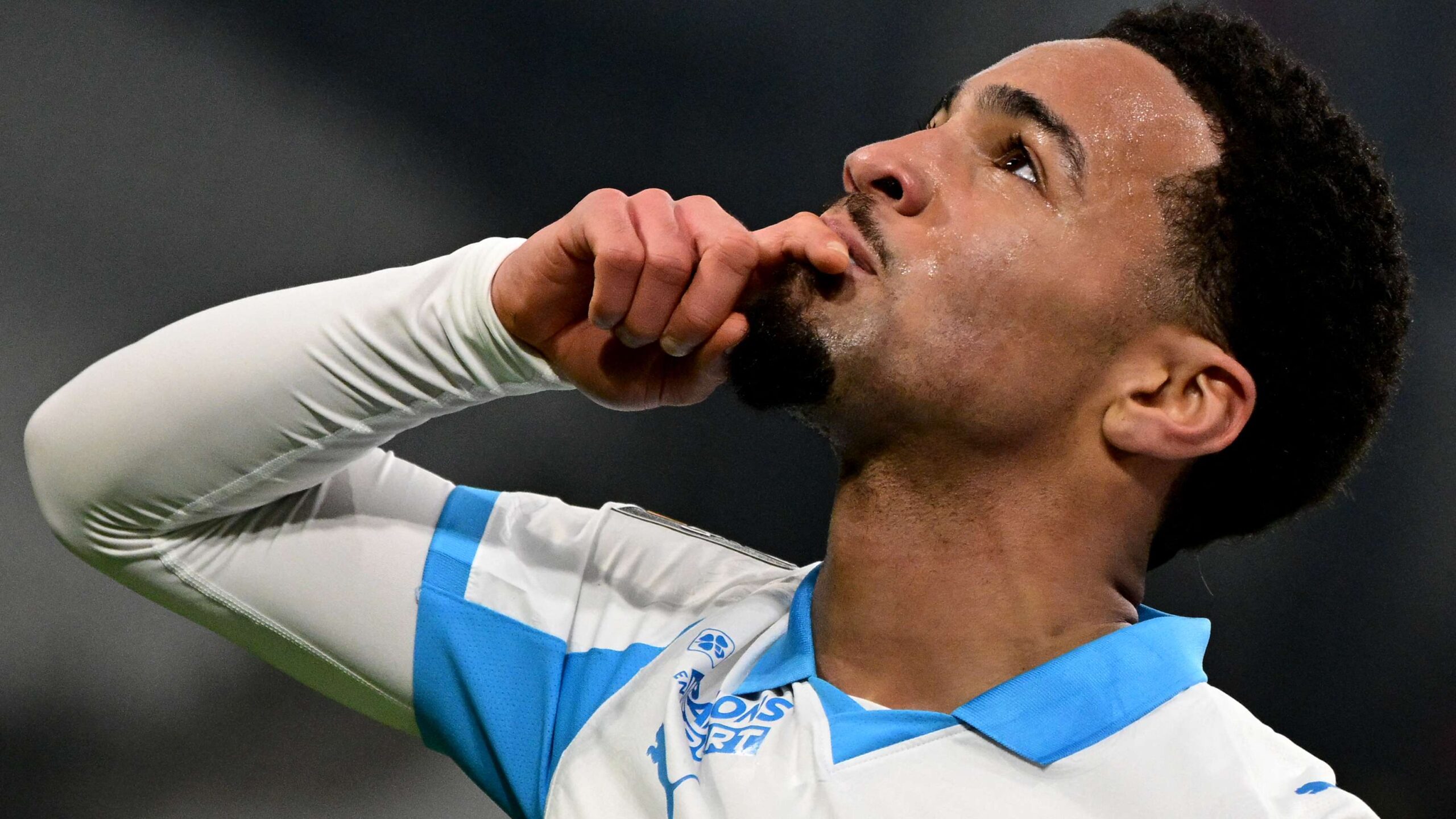 อีธาน นวานาเรี่ ยืมตัวจากอาร์เซนอล ถูกโค้ชคู่แข่งวิจารณ์หลังเกือบถูกใบแดงในการลงสนามให้มาร์เซย์