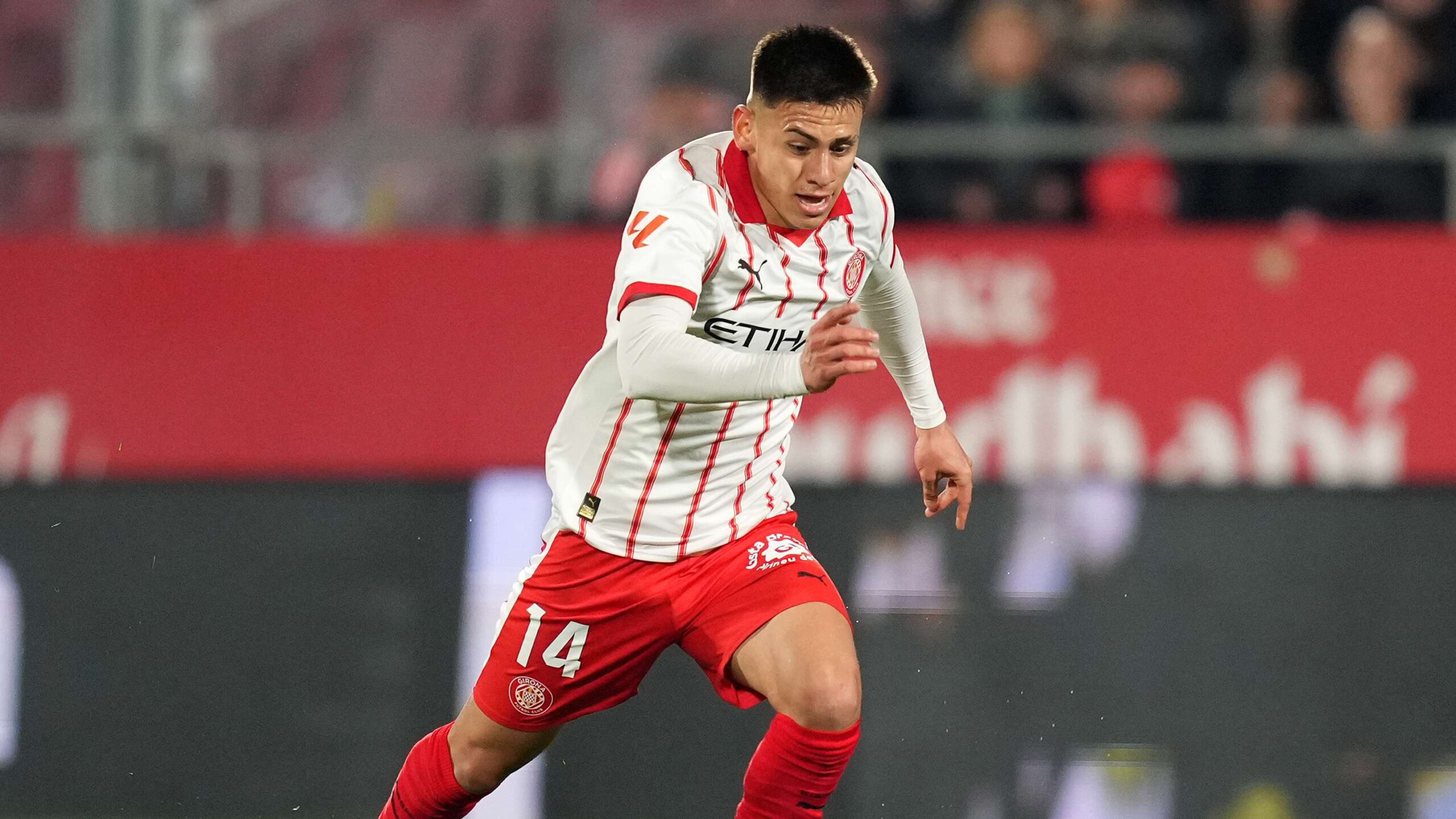 คลาดิโอ เอเชเวริ ยอมรับฟาล์วใส่ ฆูลส์ กูองเด ก่อนประตูชัยของ ฟราน เบลตราน ในดาร์บีคาตาลา