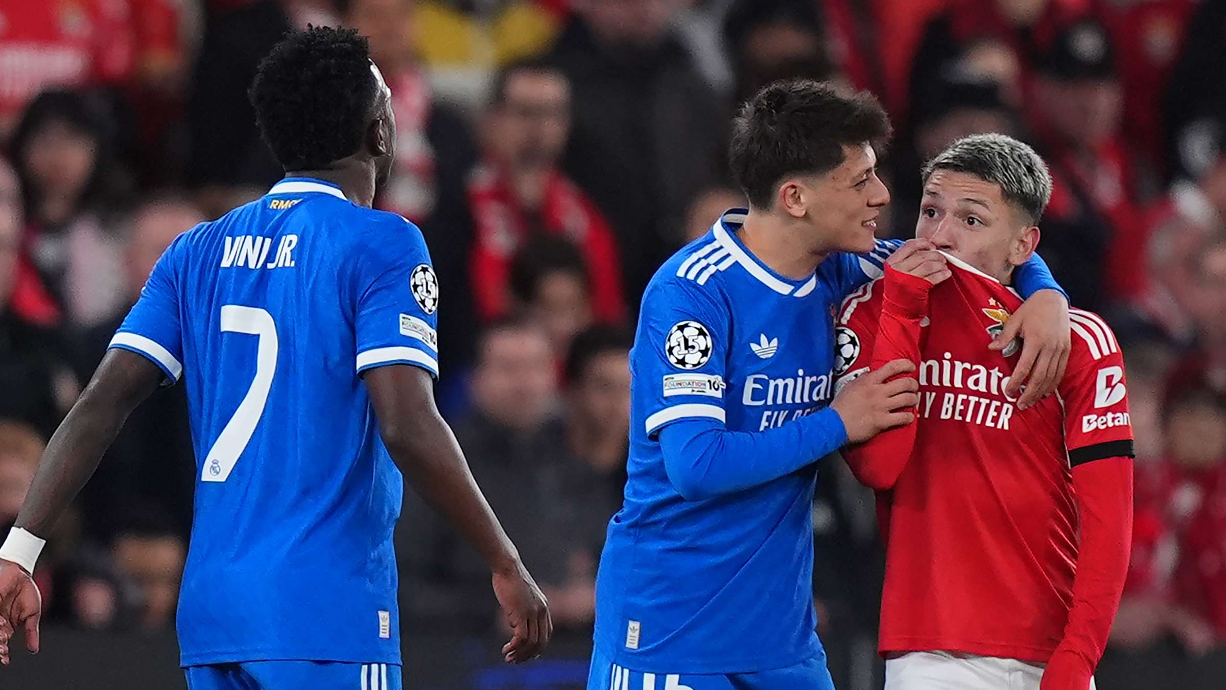 วินิซิอุส จูเนียร์ แจ้งเหตุเหยียดผิวต่อผู้ตัดสิน หลังเบนฟิกาพบเรอัล มาดริด ชปล หยุด 10 นาที ขณะที่มบัปเป้เรียกร้องแบนเปสติยานนีตลอดชีพ