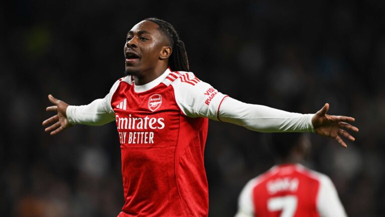 เอเบเรชี เอเซ่ เทียบสถิติของเธียร์รี อองรี และร็อบบี้ ฟาน เพอร์ซี่ ในดาร์บี้เหนือกรุงลอนดอน หลังซัดสองประตูพบท็อตแน่ม