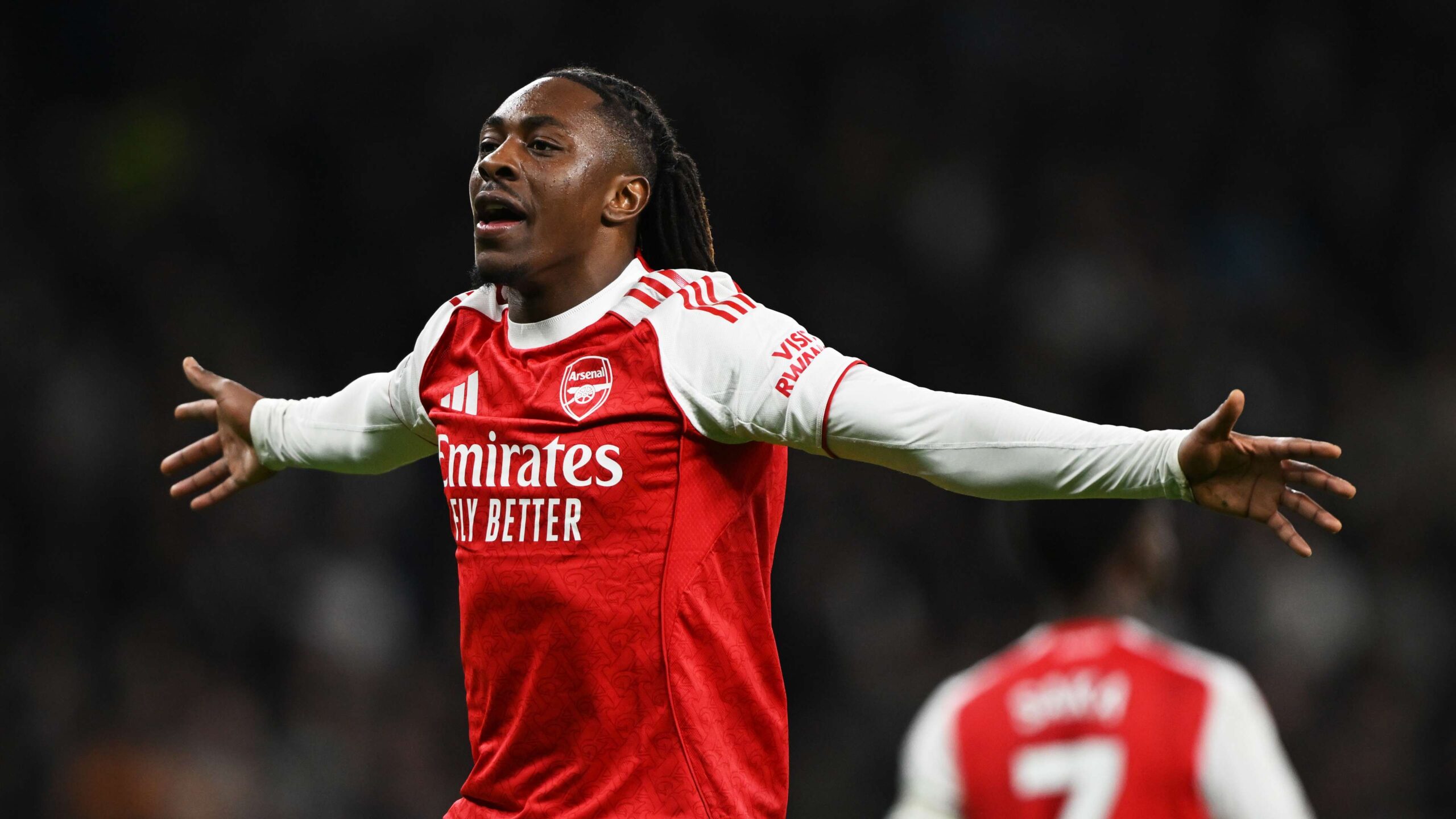 เอเบเรชี เอเซ่ เทียบสถิติของเธียร์รี อองรี และร็อบบี้ ฟาน เพอร์ซี่ ในดาร์บี้เหนือกรุงลอนดอน หลังซัดสองประตูพบท็อตแน่ม