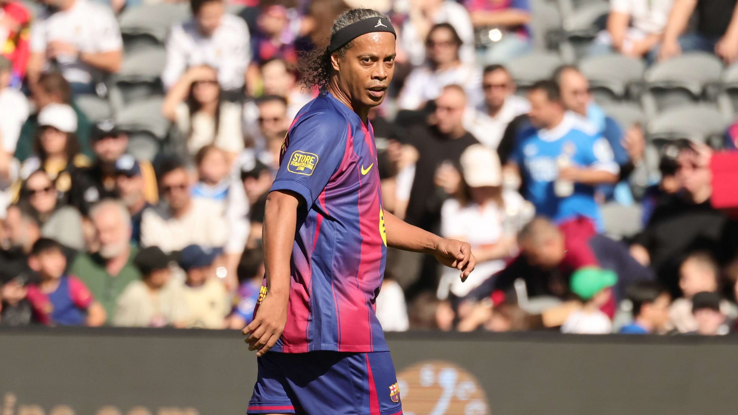 วิดีโอ: โรนัลดินโญ่ยังฟิต! ไอคอนบราซิลโชว์ฝีเท้าในเกมบาร์เซโลนา พบ รีล มาดริด เลเจนด์ที่ลอสแอนเจลิส