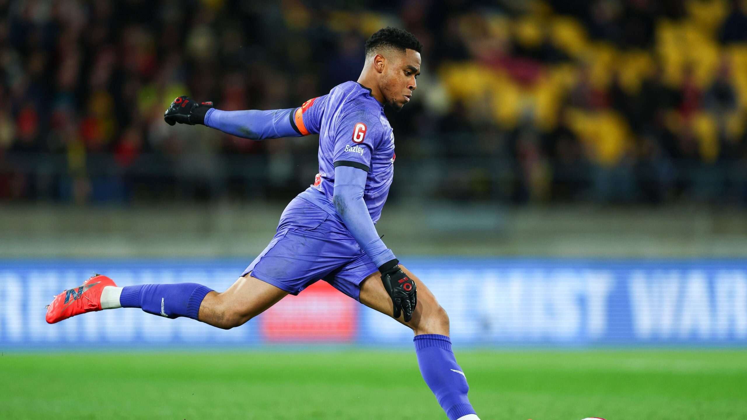 วิดีโอ: อดีตผู้รักษาประตูทอตแน่ม ฮอตสเปอร์ โจช อูลูเวย์อมี ถูกเปลี่ยนออกครึ่งหลัง หลังทำเข้าประตูตัวเองน่าตกตะลึง ในเกมที่ เวลลิงตัน ฟีนิกซ์ แพ้ อาคแลนด์ เอฟซี 0-5 ขณะผู้จัดการลาออกทันที