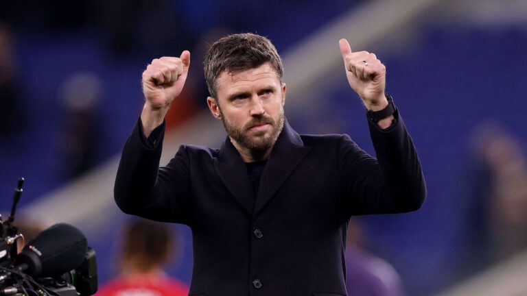 เอฟเวอร์ตันเกือบไล่ลูกชายไมเคิล คาร์ริค ระหว่างรอพ่อ หลังแมนยูชนะ 1-0