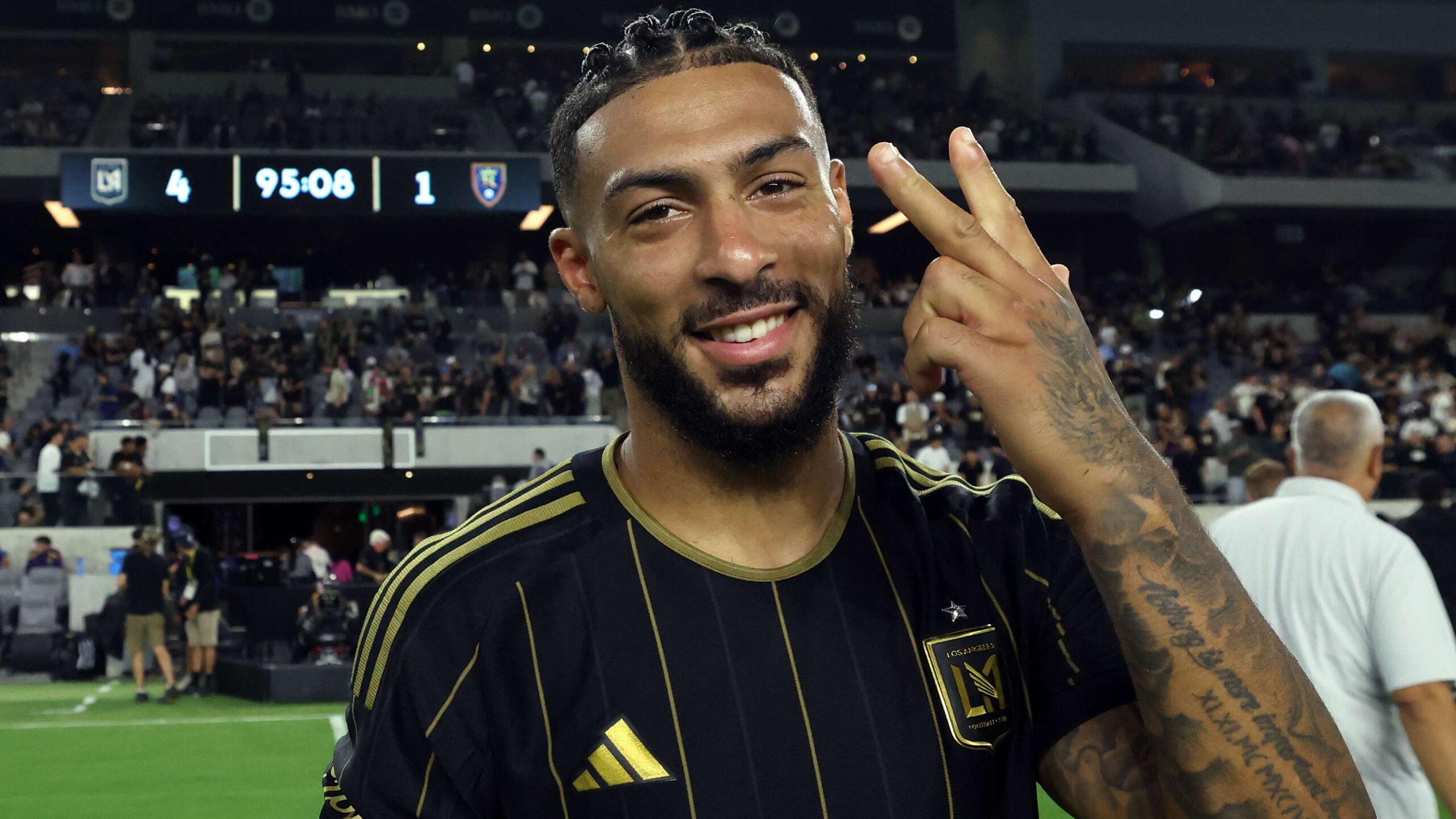 เดนิส บูอังกา เซ็นสัญญาฉบับใหม่กับ แอลเอฟซี ยืดเวลาค้าแข้งถึงปี 2028 พร้อมออปชันถึงฤดูกาล 2029-30 หลังสนใจจาก อินเตอร์ ไมอามี และ ฟลูมิเนนเซ