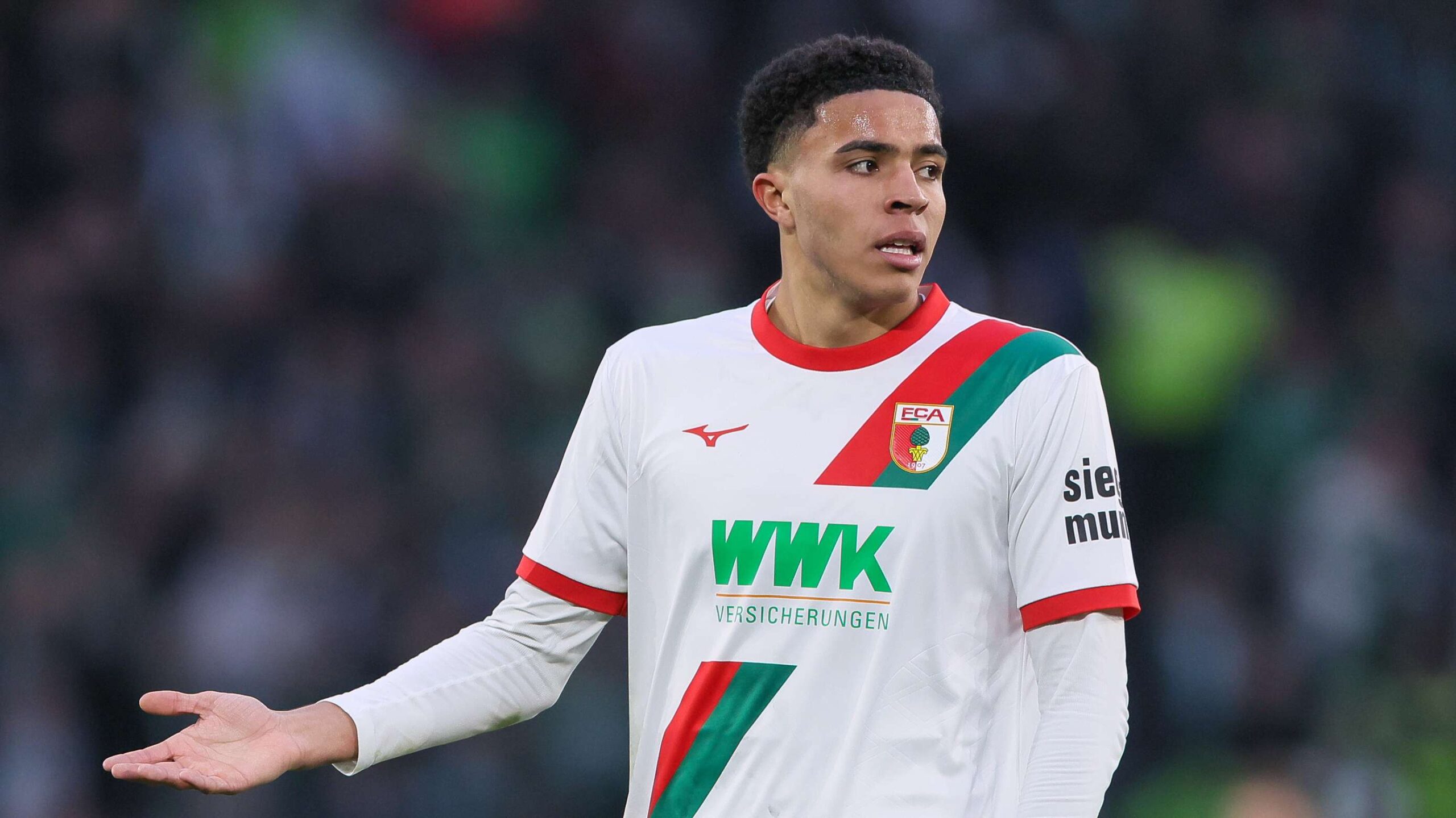 โนอาห์ไค แบงส์ ระเบิดฟอร์มพา อูเกสบวร์ก บุกชนะ เอฟซี โคโลญจน์ 2-0 ในบุนเดสลีกา