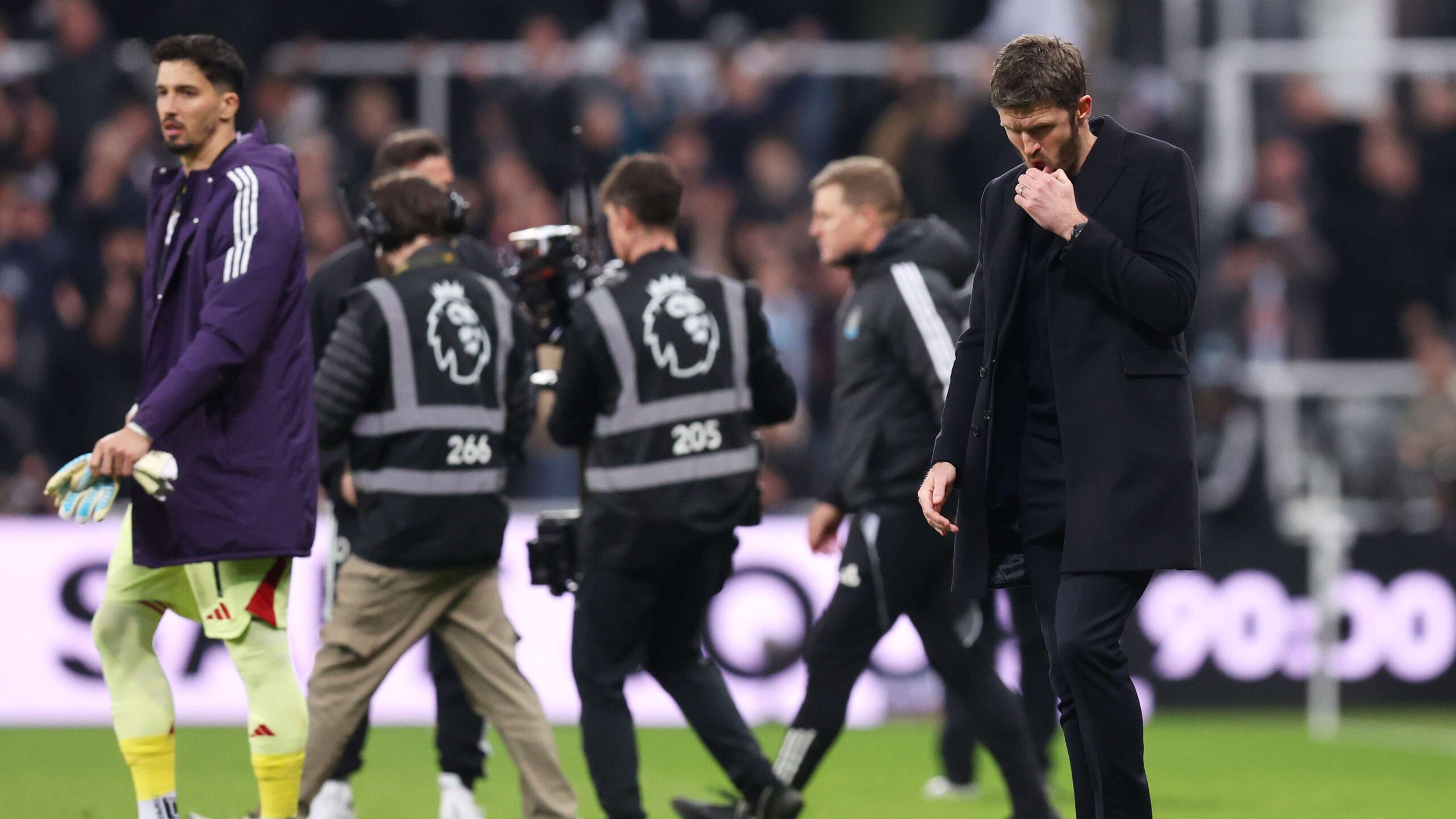 วิดีโอ: ไมเคิล คาร์ริค โกรธจัด ไม่พูดกับนักเตะแมนเชสเตอร์ ยูไนเต็ด หลังพ่ายนิวคาสเซิล ขณะปรบมือแฟนบอลก่อนเดินลงอุโมงค์