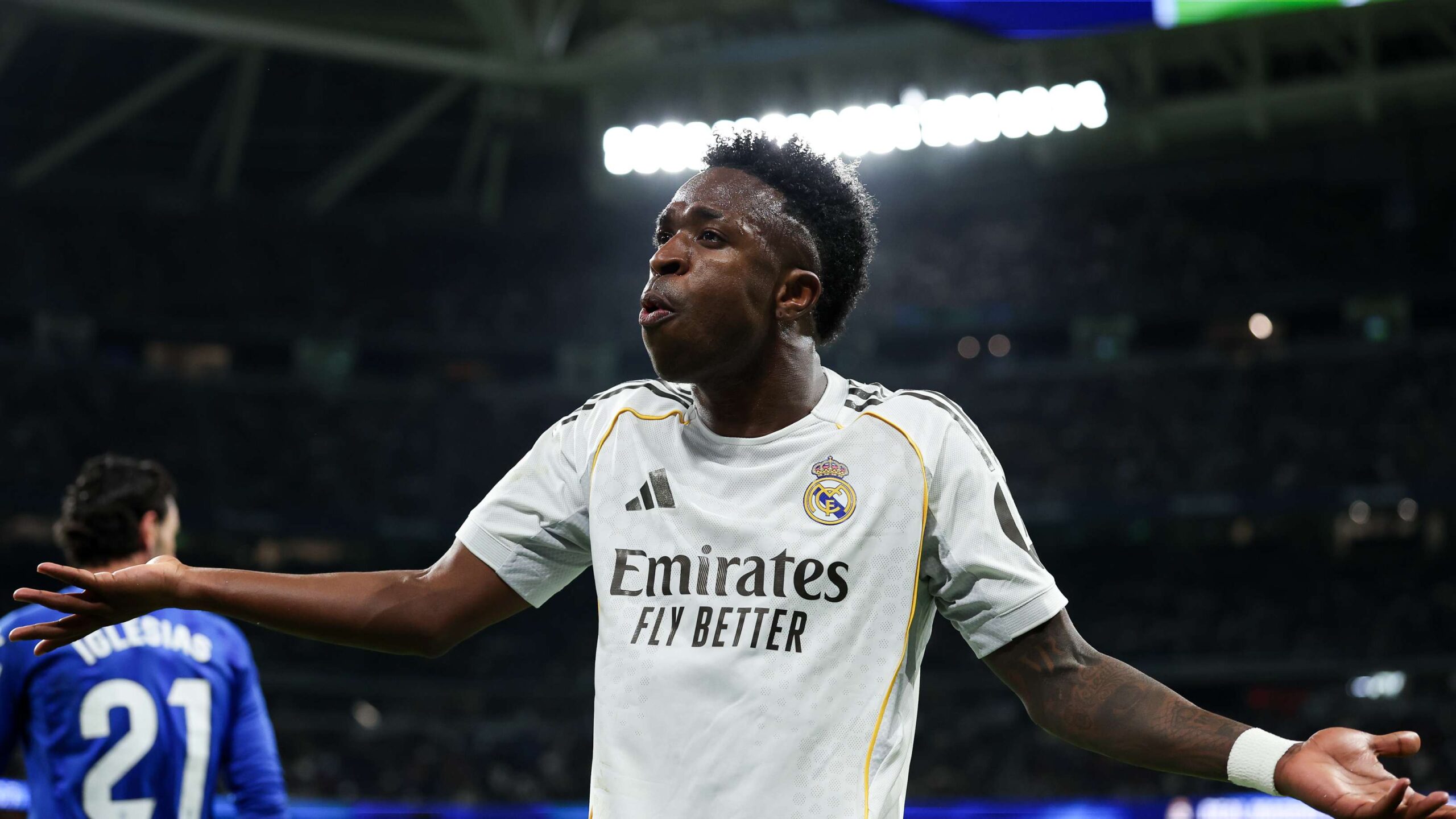 เรอัล มาดริด ถูกยูฟ่าลงโทษ ปรับ 15,000 ยูโร และปิดสนามบางส่วน 500 ที่นั่ง หลังแฟนทำท่าทางนาซีในแมตช์กับเบนฟิกา