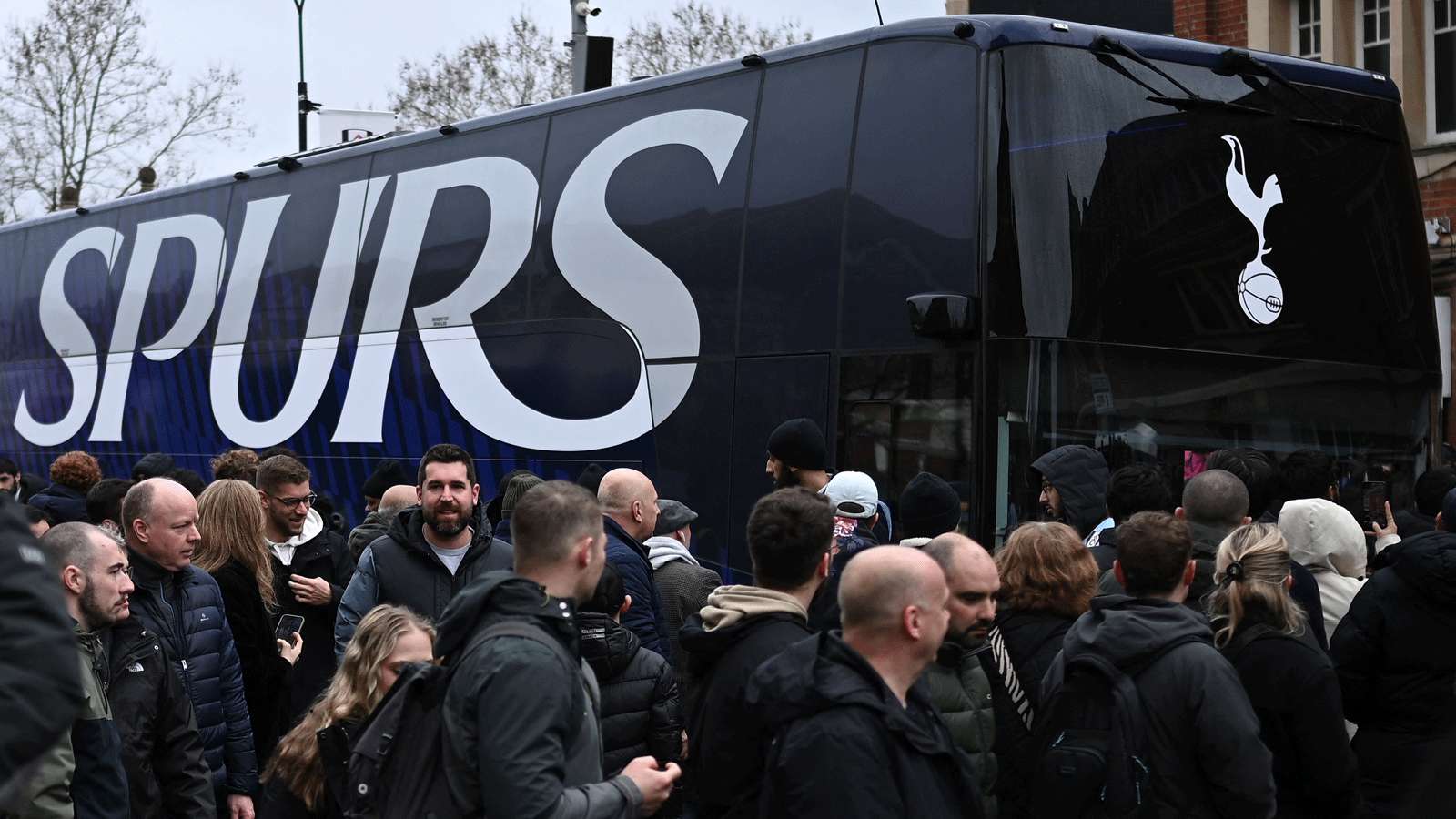 ท็อตแน่ม ฮอตสเปอร์ ถูกแฟนบอลโจมตีจากกรณีขายเสื้อ Spursy ในร้านอย่างเป็นทางการ ท่ามกลางสถานการณ์ลุ้นตกชั้น