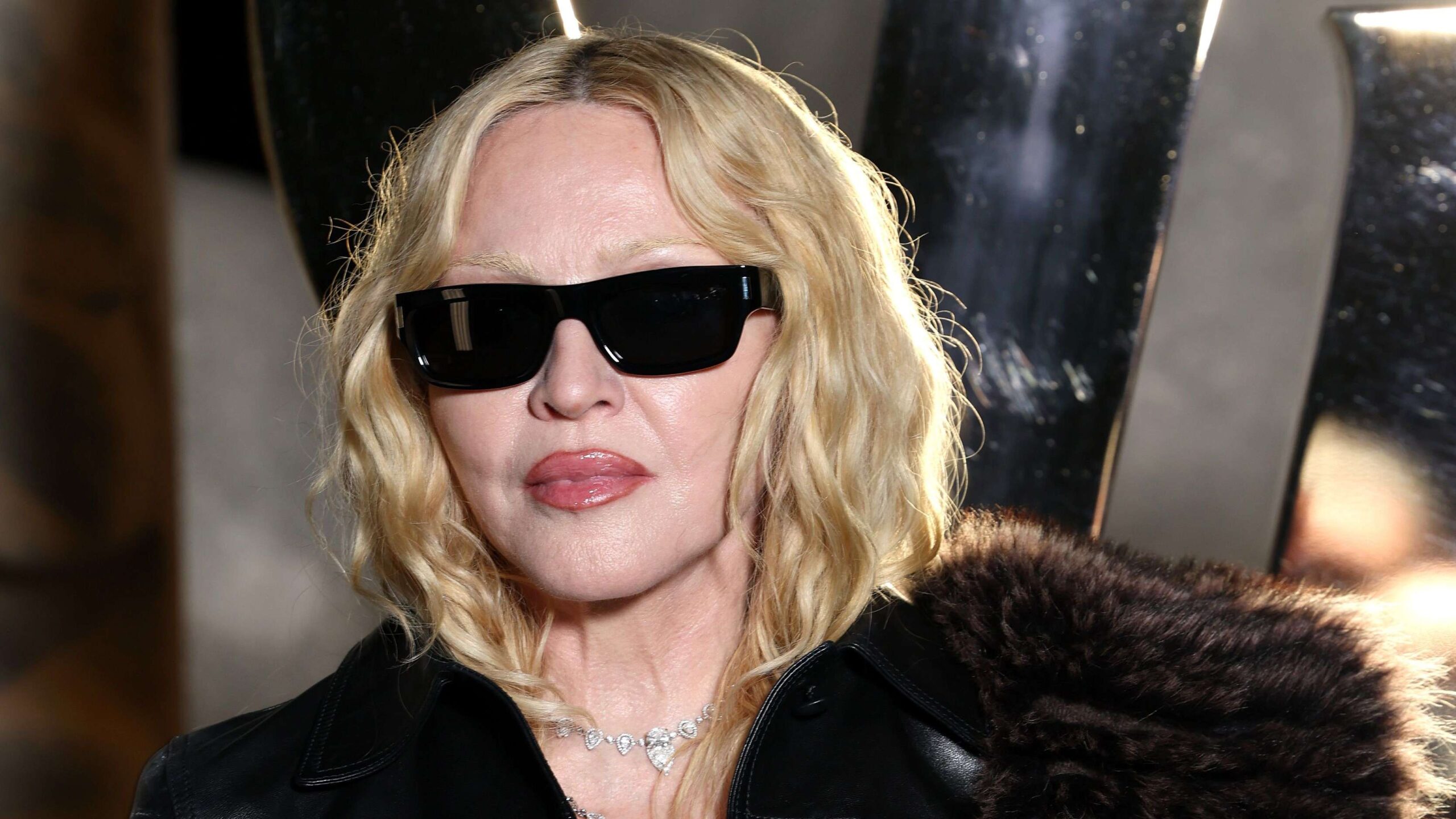 มาดอนนา ปิดตำนานปมเสื้อ เซลตา บีโก้ สีฟ้าสด หมายเลข 5 จากทัวร์ Blond Ambition