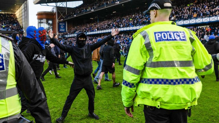 ความวุ่นวาย Old Firm: แฟนเซลติก-เรนเจอร์ส ถูกตำรวจแยกพัวพัน หลังเหตุบุกสนามรุนแรงในศึกสกอตติช คัพรอบควอเตอร์ที่สนามอิบร็อกซ์ สเตเดียม