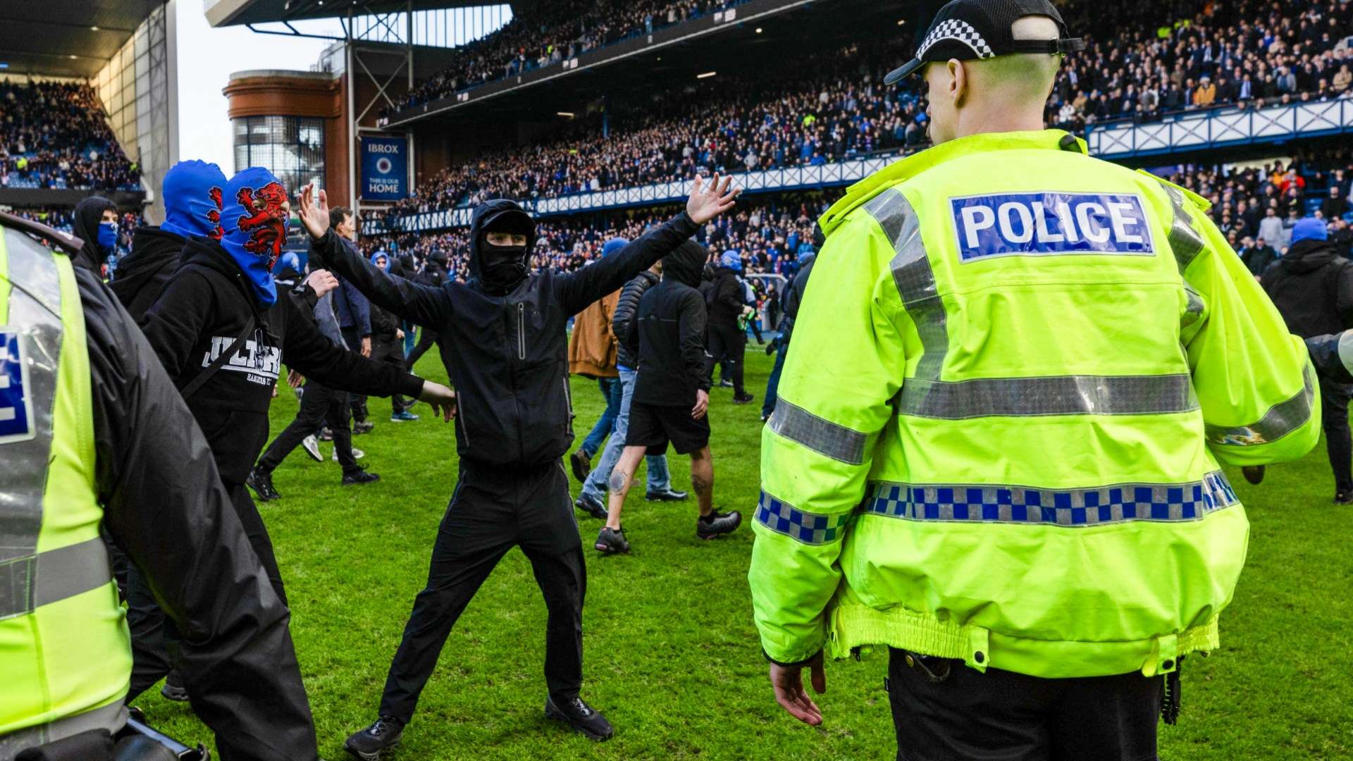 ความวุ่นวาย Old Firm: แฟนเซลติก-เรนเจอร์ส ถูกตำรวจแยกพัวพัน หลังเหตุบุกสนามรุนแรงในศึกสกอตติช คัพรอบควอเตอร์ที่สนามอิบร็อกซ์ สเตเดียม