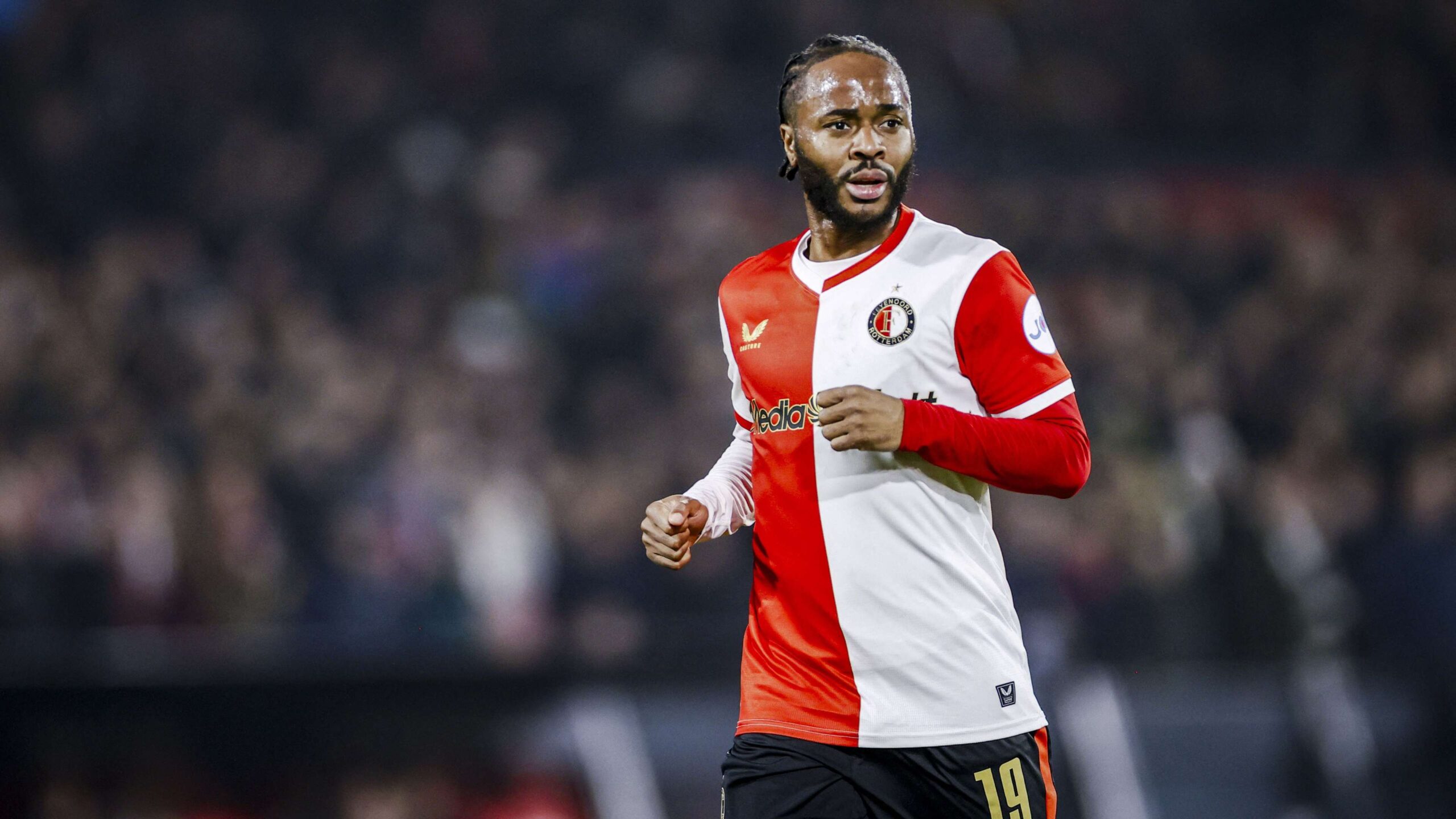 สเตอร์ลิงพร้อมลุยต่อ! เฟเยนอร์ดตั้งใจให้ผู้เล่นกลับสู่ฟอร์มเก่า หลังเปิดตัวครั้งแรกในเอเรดิวิซีแต่เล่นได้ 63 นาที