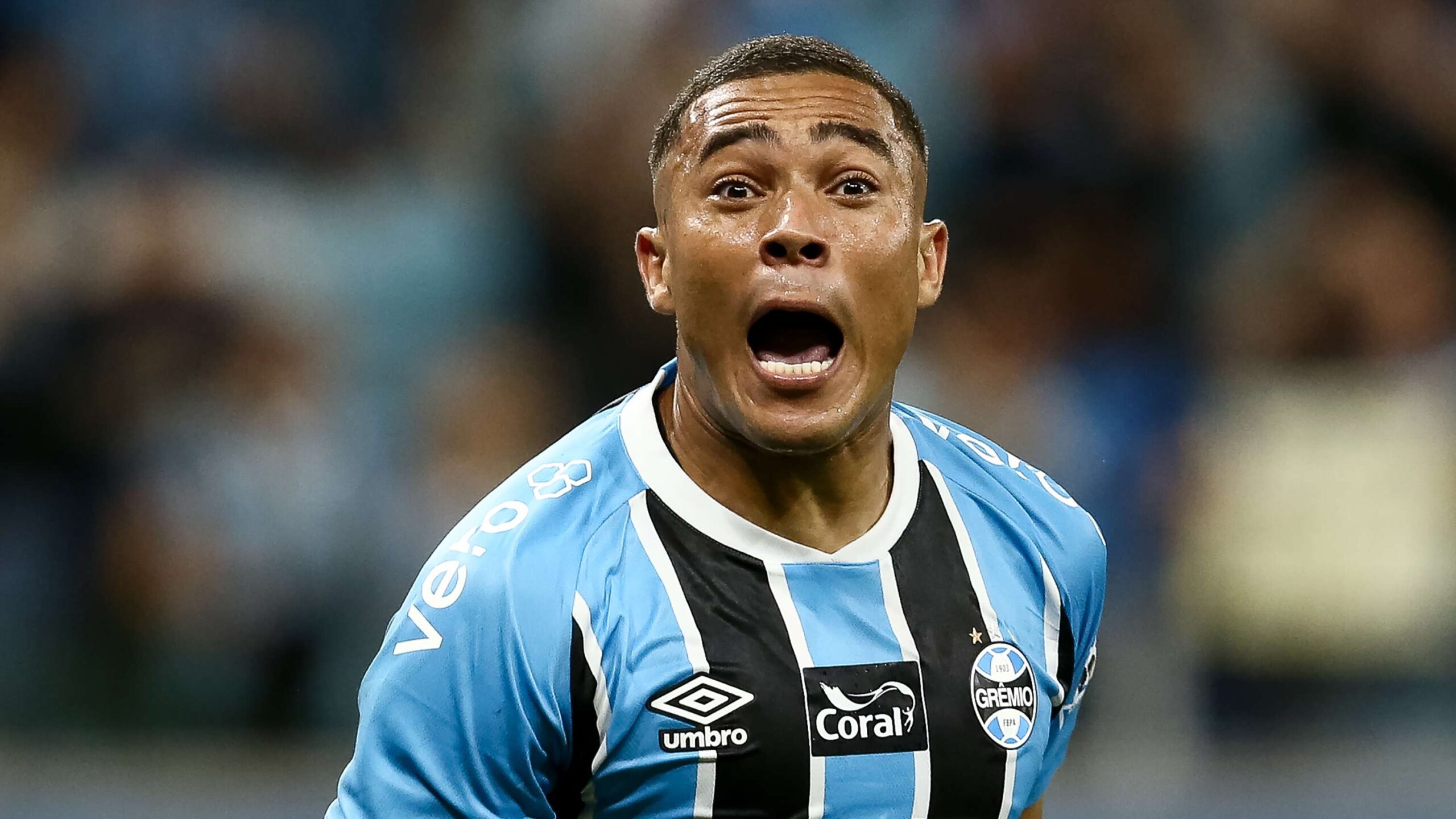 ดาร์บี้กาวโชระอุที่ปอร์โตอาเกรส คาร์ลอส วินิซิอุส สาดน้ำใส่สำรองอินเตอร์นาซิออนาล ก่อนเกรมิโอคว้าแชมป์รวม 4-1