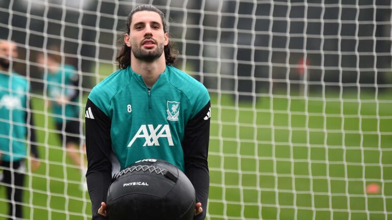 ลิเวอร์พูลถูกวิจารณ์หลังซ้อมโยนลูกบอลออกกำลังกายข้ามคานก่อนบุกกาลาตาซาราย