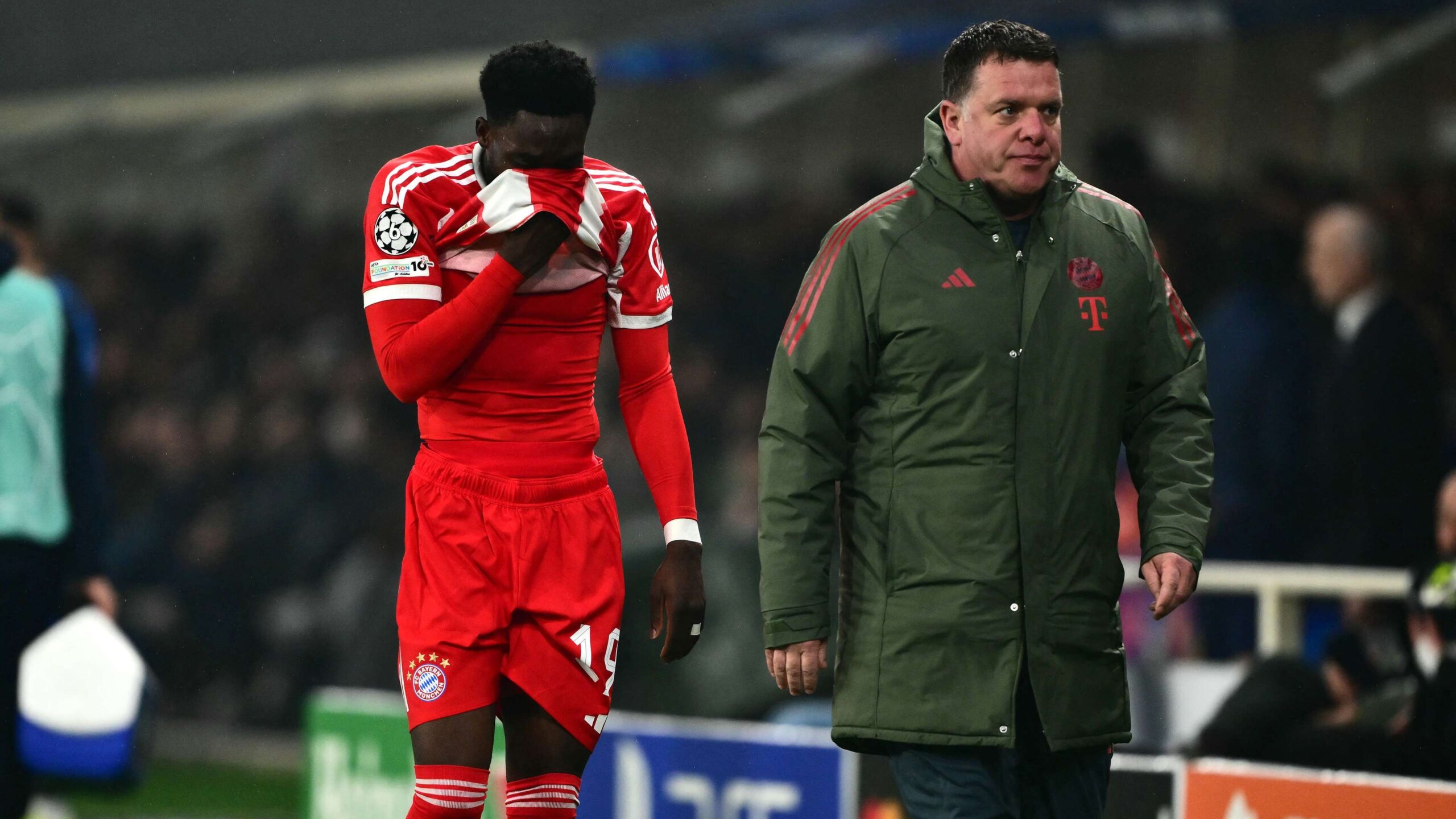 อัลฟอนโซ ดีเวส์ บาดเจ็บแฮมสตริงขาขวา บาเยิร์น มิวนิค ยืนยัน มูซิอา และ อูร์บิก พักยาว