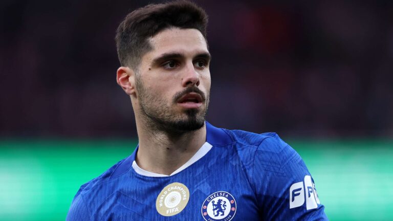 เปโดร เนโต้ ถูกแบน 1 เกม ปรับ 70,000 ปอนด์ หลังใบแดงกับอาร์เซนอล พร้อมรอคำลงโทษกรณีชูกลเด็กสนามที่ปารีส