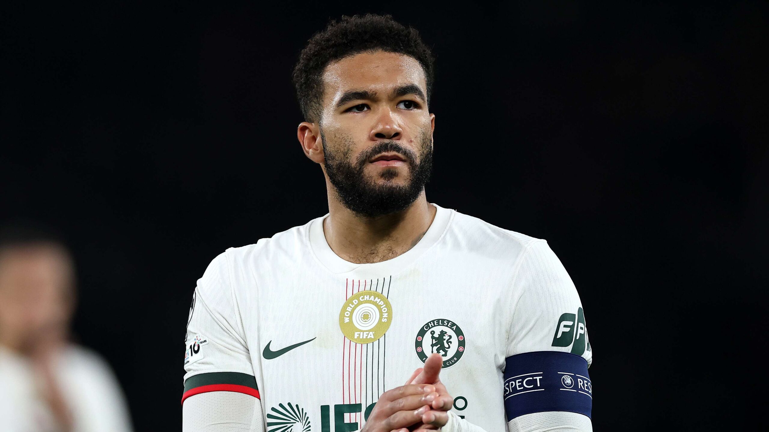 เลียม โรเซนีออร์ ยกย่อง รีซ เจมส์ ว่าเป็นที่สุดในโลก หลังกัปตันเชลซีเซ็นสัญญาระยะยาวถึงปี 2032