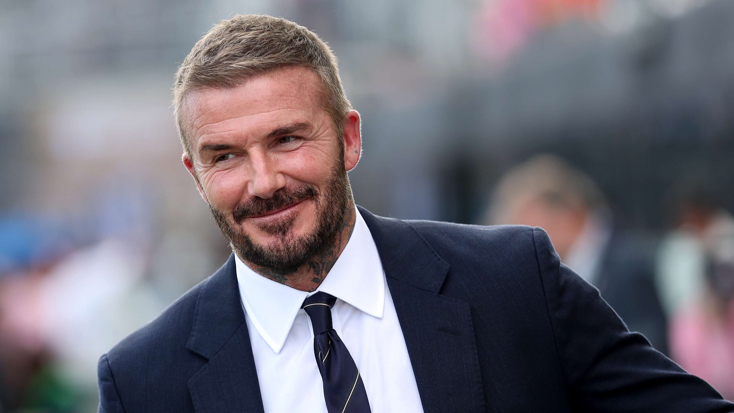 ฉากประหลาดบนอัฒจันทร์ ร็อบ แม็คเอลเฮนนีย์ คุยวิดีโอกับ เดวิด เบ็คแฮม จากภายในสนาม ระหว่าง เวร็กแฮม พบ เชลซี ใน เอฟเอ คัพ