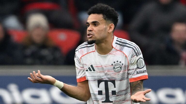 บาเยิร์น-เลเวอร์คูเซ่นเดือด คอมปานีเรียกร้องคำอธิบายหลัง ดิอาซถูกไล่ออกในแมตช์ที่เสมอ 9 คน