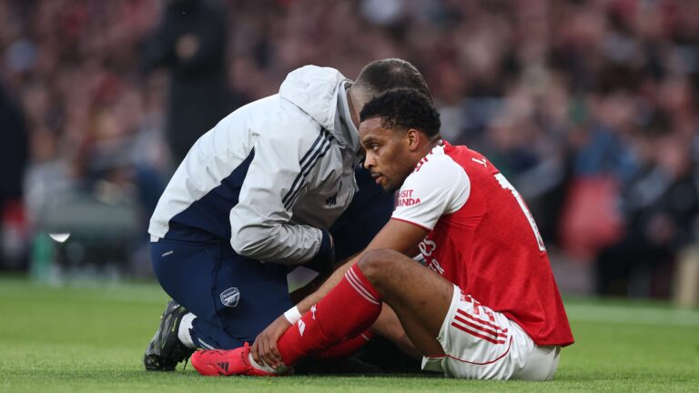 บาดเจ็บของจูเรียน ทิมเบอร์ กระทบลุ้นแชมป์อาร์เซนอล หลังถูกเปลี่ยนออกเร็วในเกมพบเอฟเวอร์ตัน