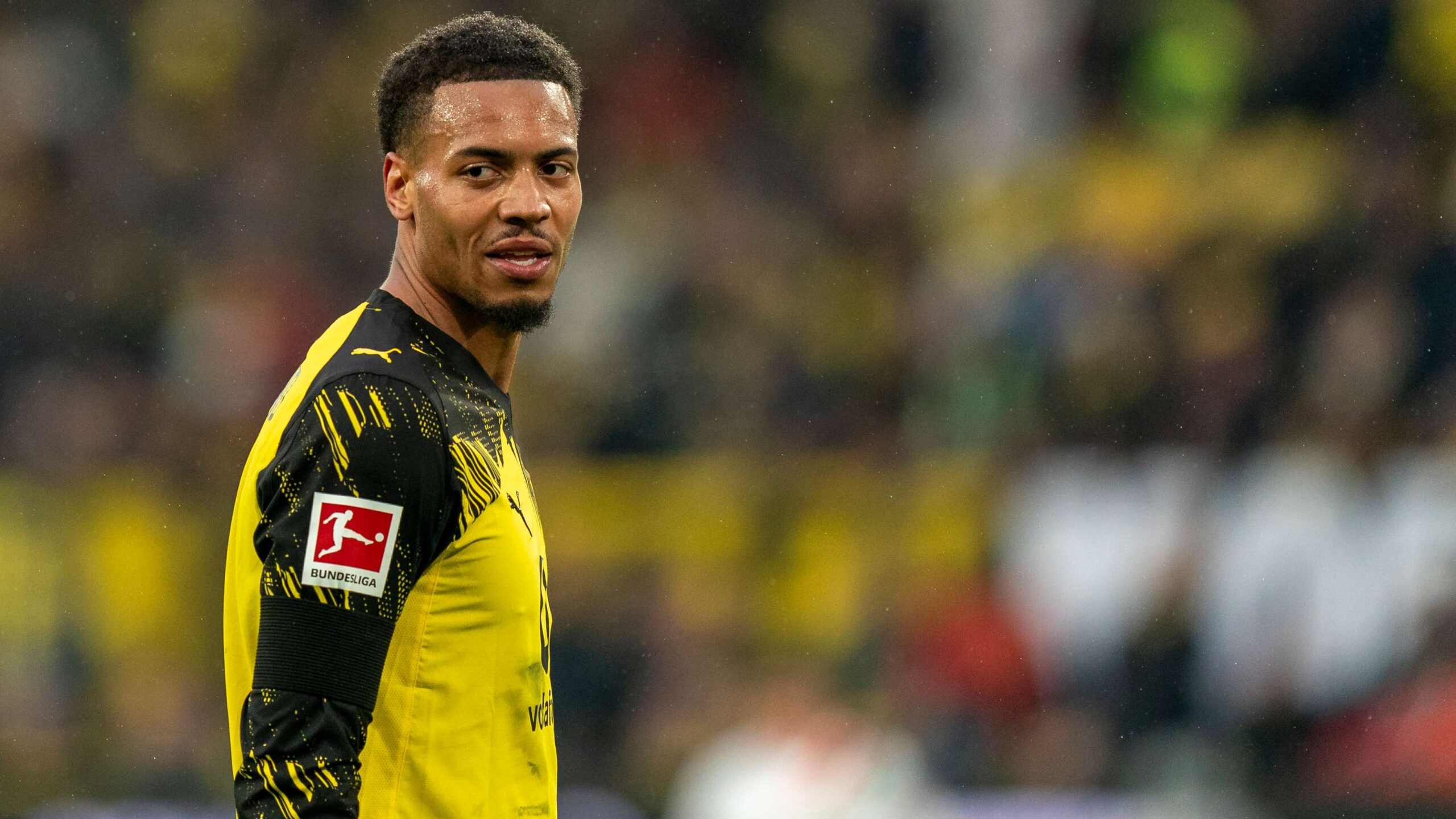 บุนเดสลีกา: เฟลิกซ์ เนมชา ดอร์ทมุนด์ ชนผู้ตัดสินล้ม ถูกใบแดง พร้อมข้อความบนใบแดง