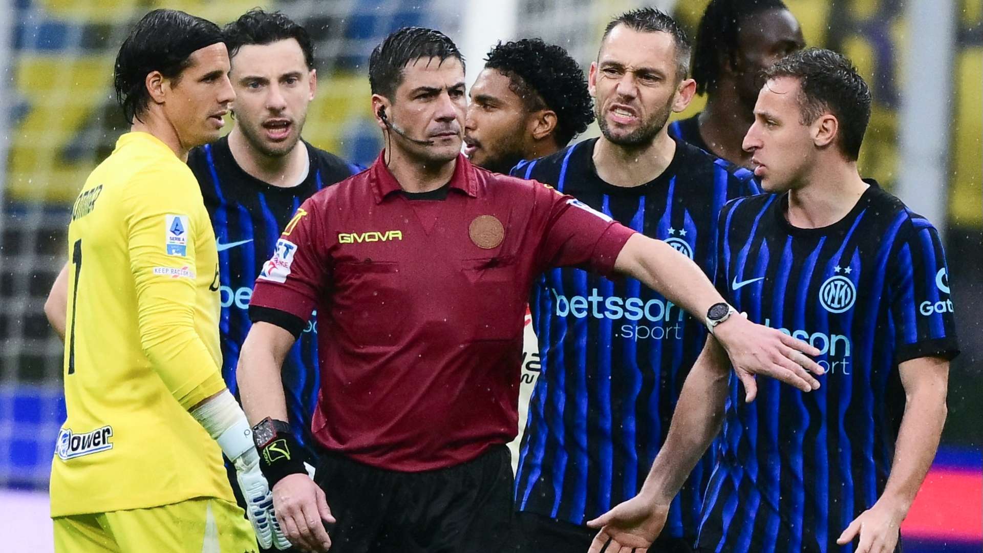 อินเตอร์ มิลาน ปะทะ อตาลันต้า ฟรัตเตซี ถึง สคัลวินี "สาบานบนชีวิตแม่ของฉัน" แล้วหันไปห มังกานีเอลลโล่ "ตรวจสอบให้หน่อย ไม่แม้แต่ตรวจเลย? คุณทำได้อย่างไร"