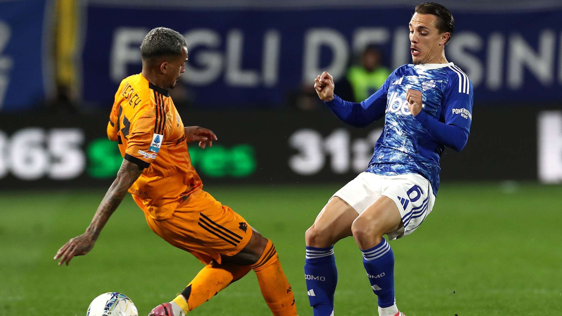 คอมโว พบ โรมา: เวสลีย์ได้ใบเหลืองที่สองหลังเปิด VAR ชี้ชัด "ไม่มีกรณีระบุตัวผิด"