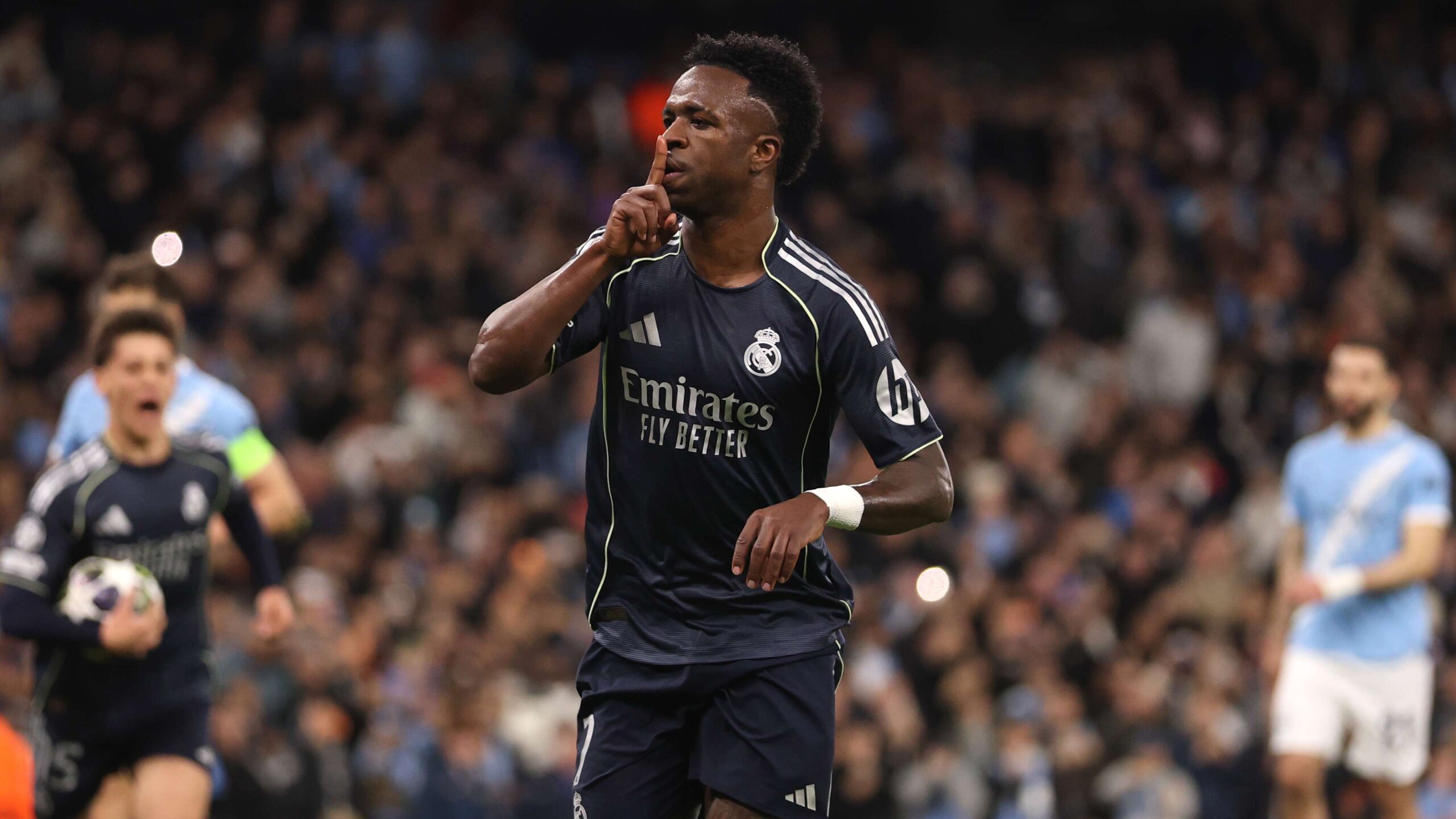 วินิซิอุส จูเนียร์ ฉลองแบบร้องไห้ในการดวลชปลกับแมนเชสเตอร์ ซิตี้ ก่อกระแสถกเถียง