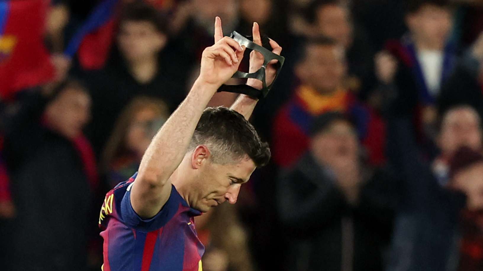 โรเบิร์ต เลวานดอฟสกี ทำลายสถิติผู้เล่นยิงใส่คู่ต่อสู้ต่างทีมมากสุดในยูฟ่า แชมเปียนส์ลีก ด้วยสองประตู พาบาร์เซโลน่าถล่มนิวคาสเซิล