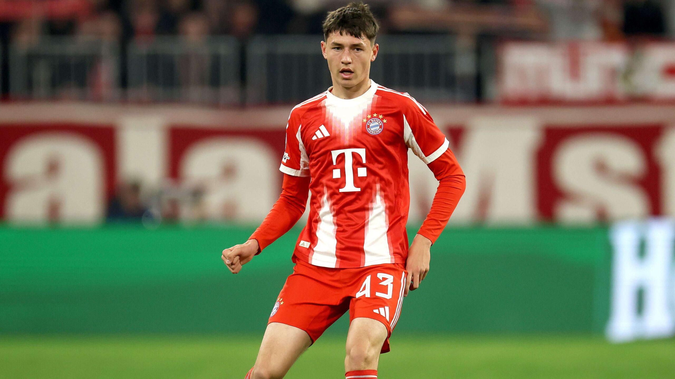 ประวัติศาสตร์เกิดขึ้นแล้ว: ดาวรุ่งบาเยิร์น มิวนิค สร้างสถิติในศึกยูฟ่า แชมเปียนส์ ลีก