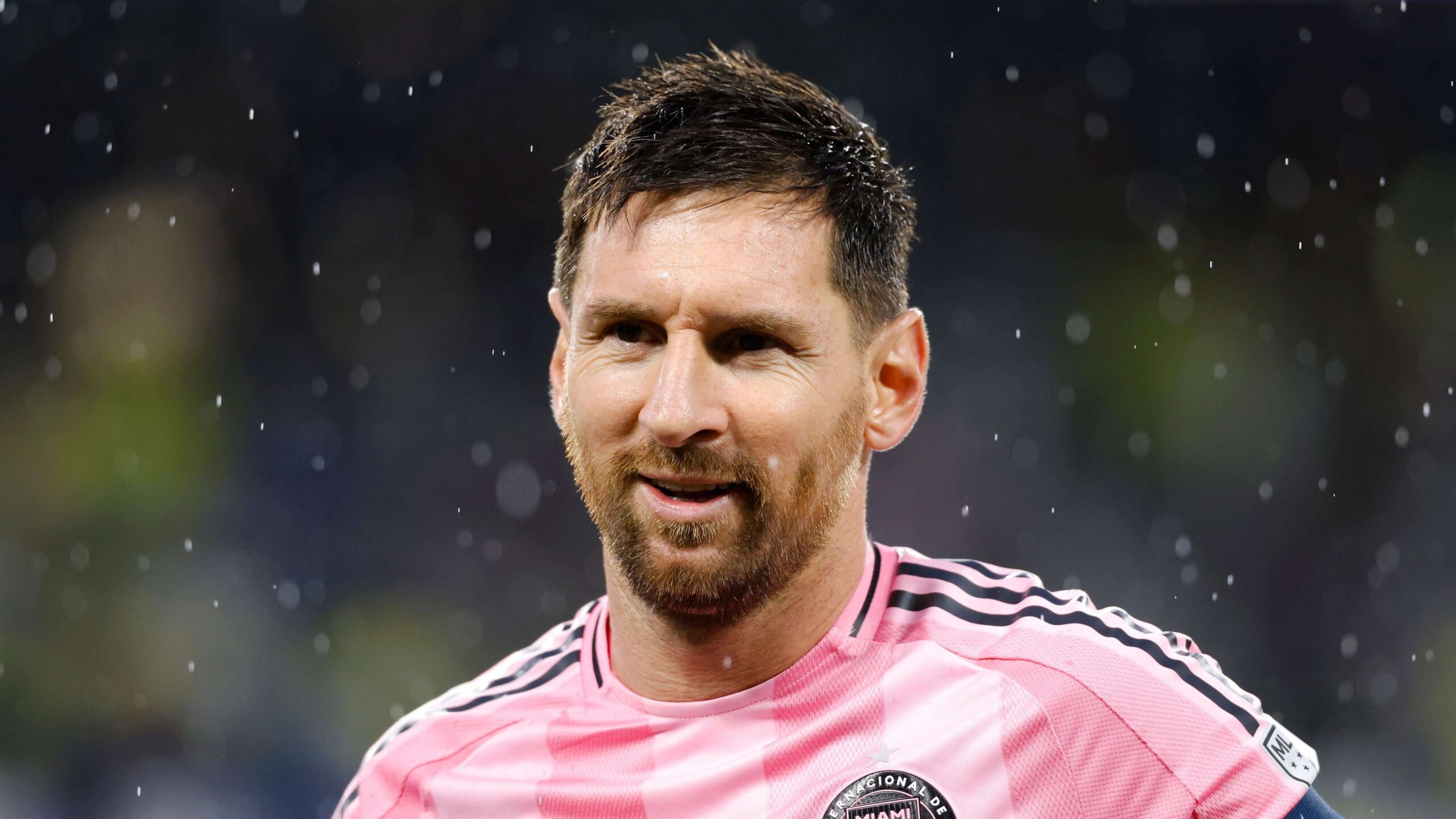 ดานา ไวท์ คว้าโชคทองในลอนดอน คว้าการ์ดหายาก Chelsea 1/1 และการ์ด เมสซี จากอินเตอร์ ไมอามี มูลค่าหลายพันปอนด์