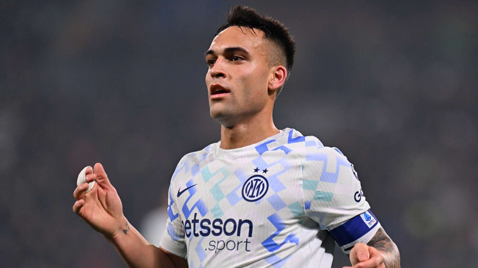 อินเตอร์ มิลาน ลาตาโร มาร์ติเนซ บาสโตนียังมีความเสี่ยง ก่อนบุกฟิออเรนตินา ขณะที่ ฮาคาน ชาลาโนกลู ฟื้นตัวใกล้ลงสนาม