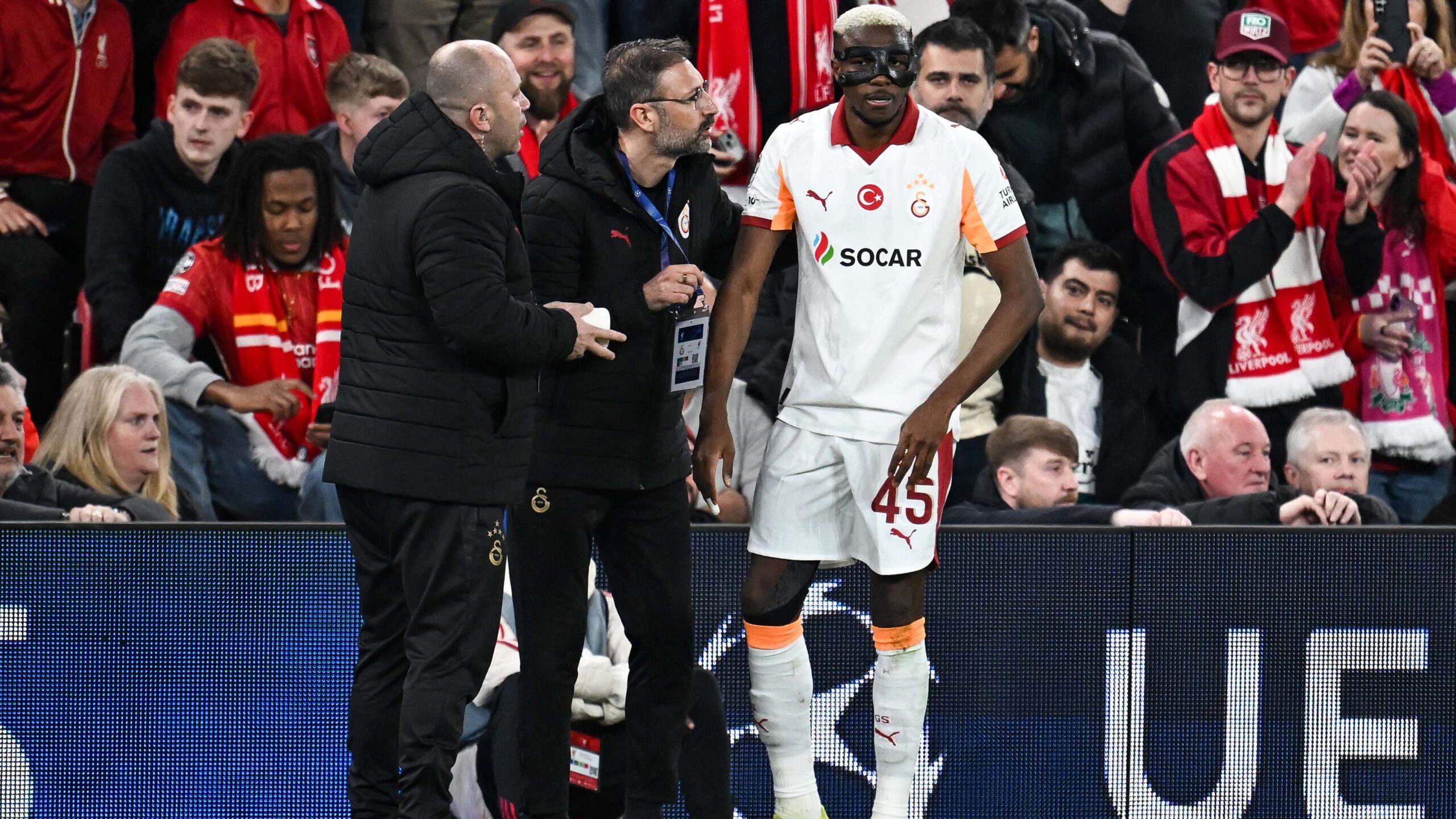 โอซิมเฮนเผยยังมีสกรูในใบหน้า 18 ชิ้น ต้องผ่าตัด หลังบาดเจ็บจากยูฟ่าแชมเปียนส์ลีกกับลิเวอร์พูล